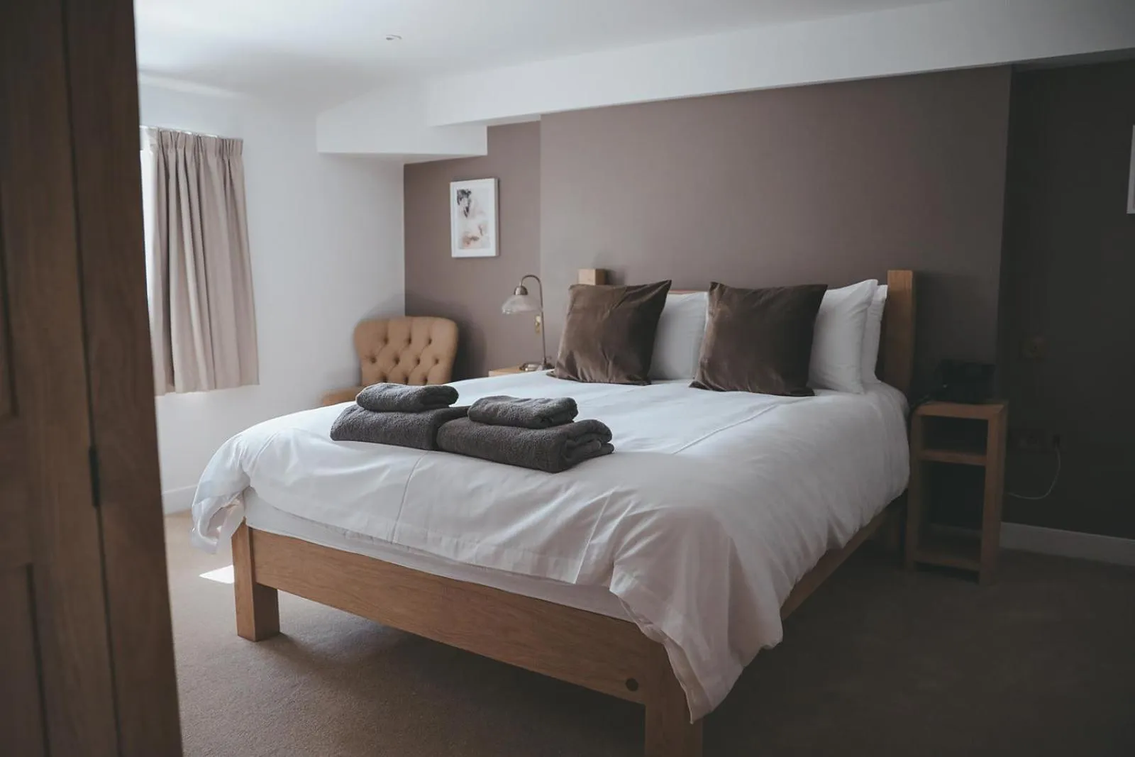 Photo of the whole room, Bed in The Canal