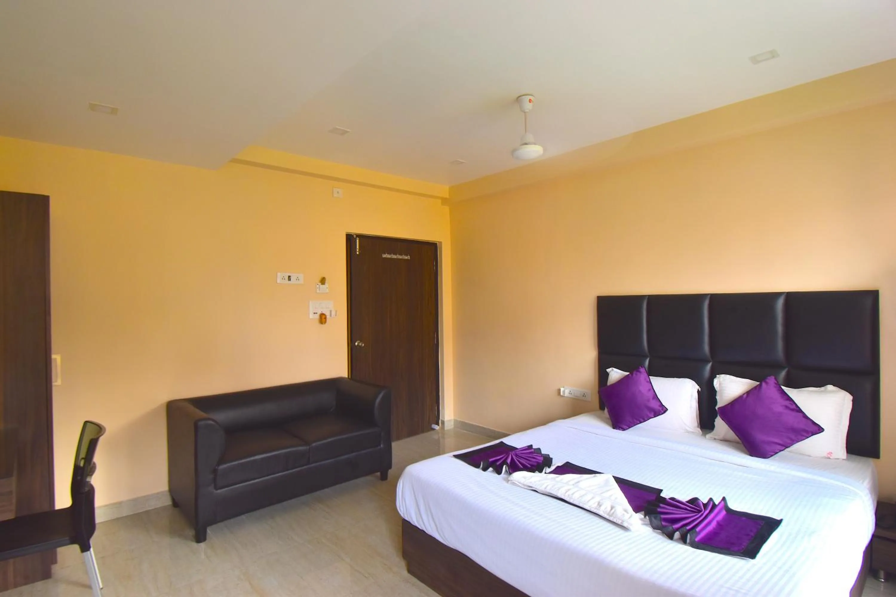 Bedroom, Bed in Sheldon Inn Kolkata