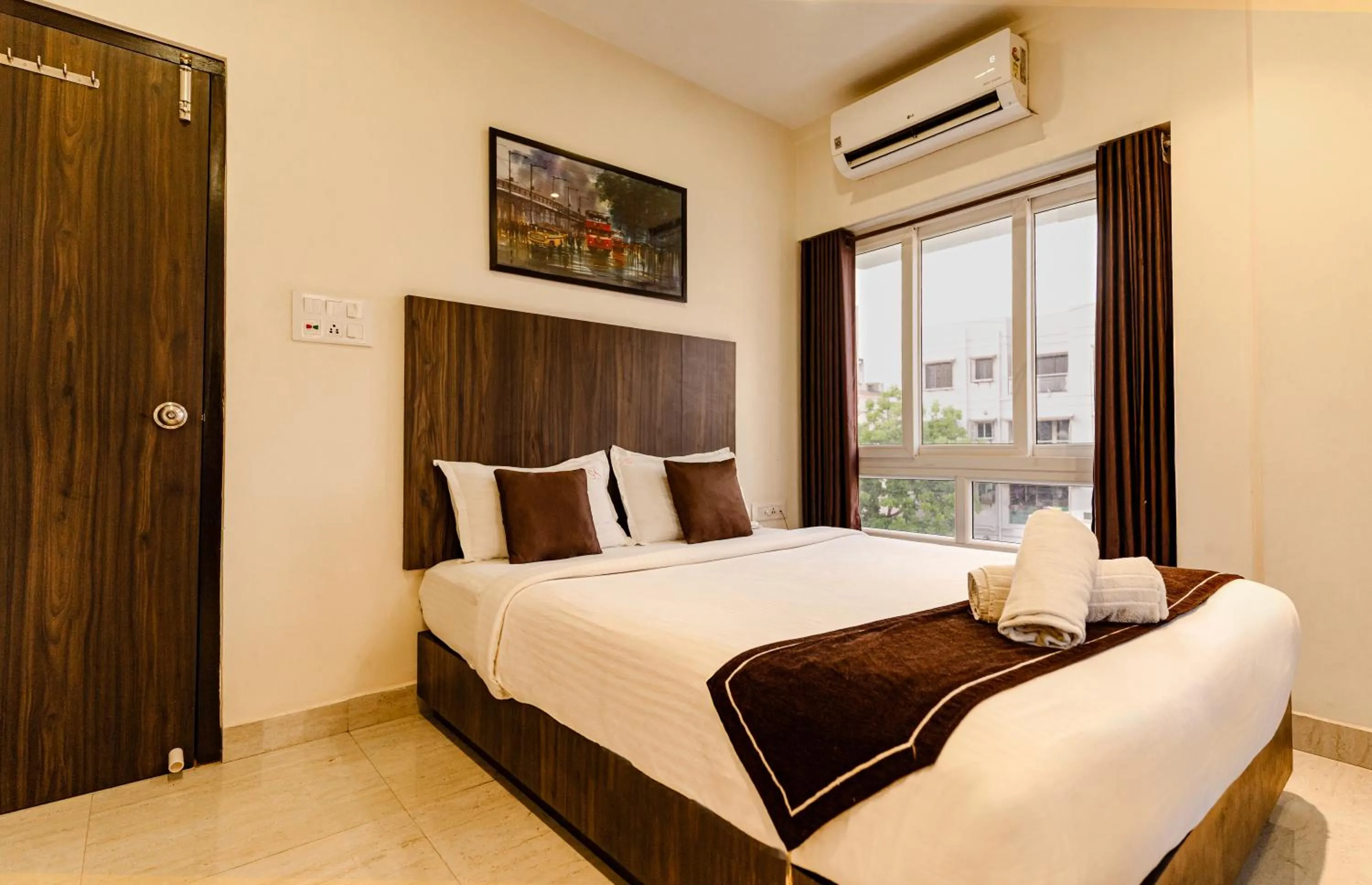 room service, Bed in Sheldon Inn Kolkata