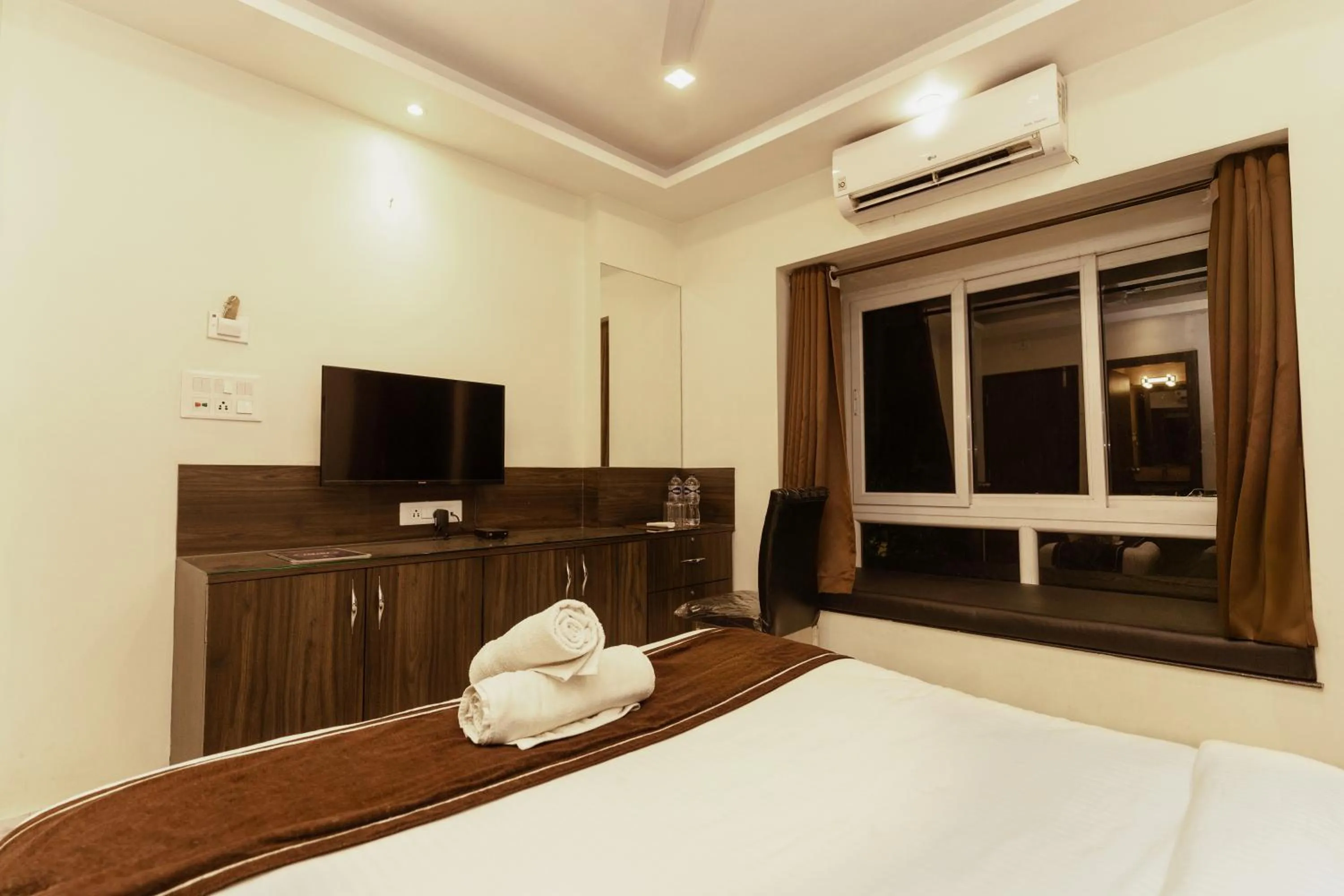 Communal lounge/ TV room, Bed in Sheldon Inn Kolkata
