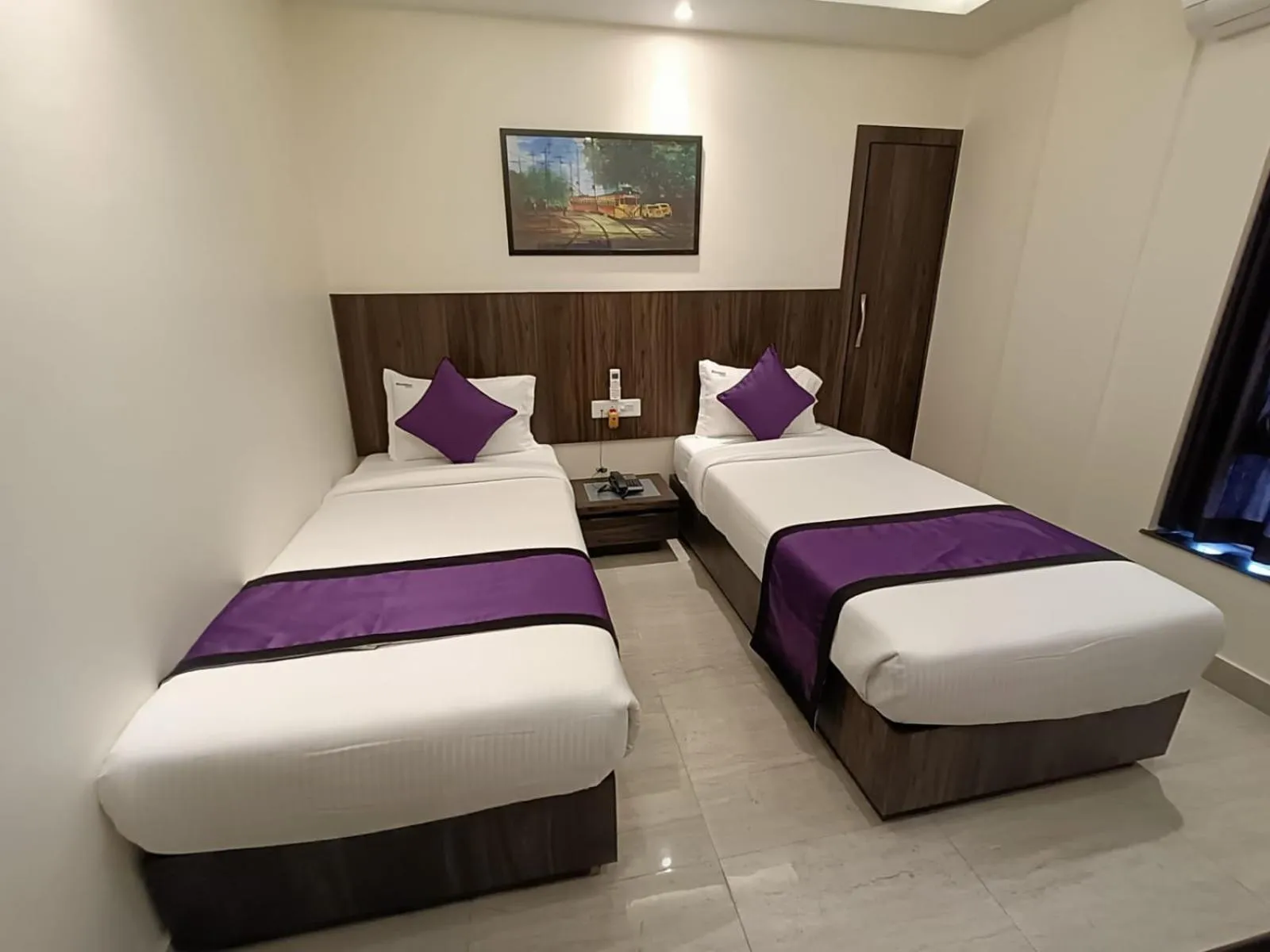 Photo of the whole room, Bed in Sheldon Inn Kolkata