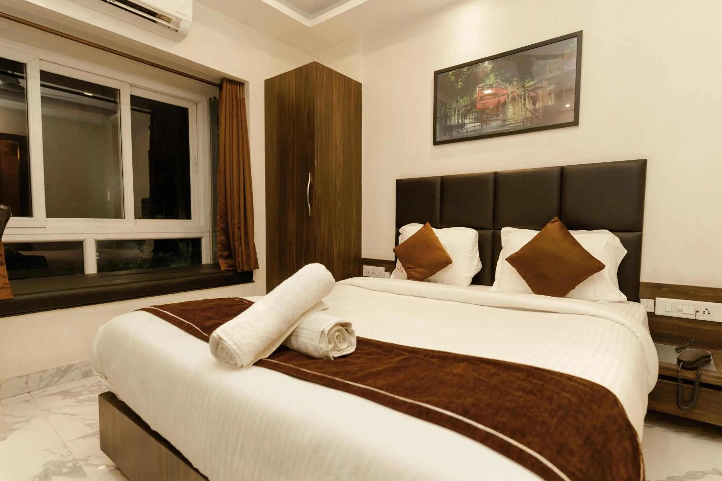 room service, Bed in Sheldon Inn Kolkata