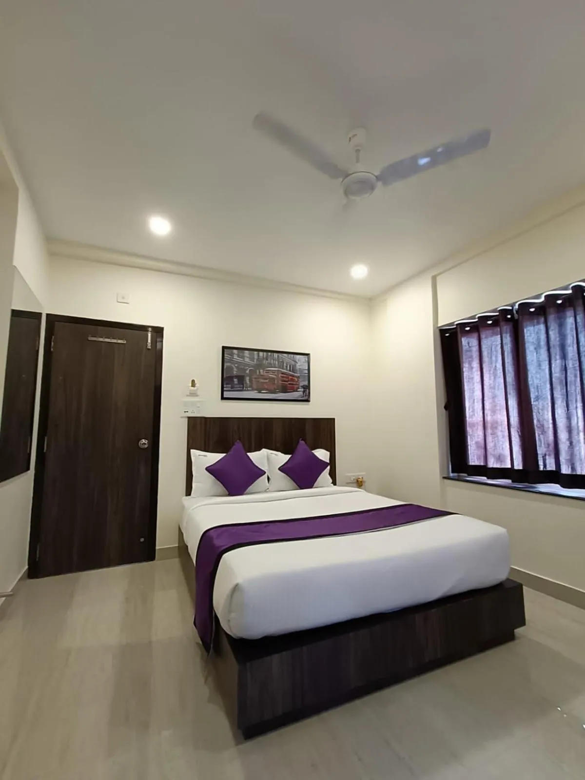 Bed in Sheldon Inn Kolkata