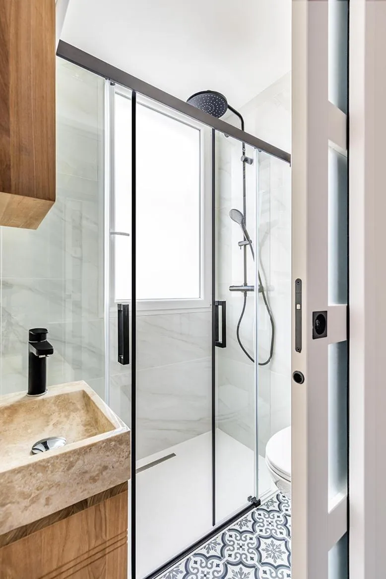 Shower in Appart Hôtel Résidence Courcelle