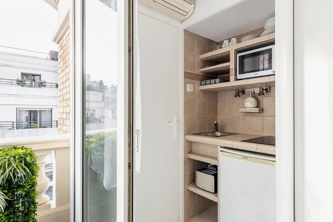 Kitchen or kitchenette in Appart Hôtel Résidence Courcelle