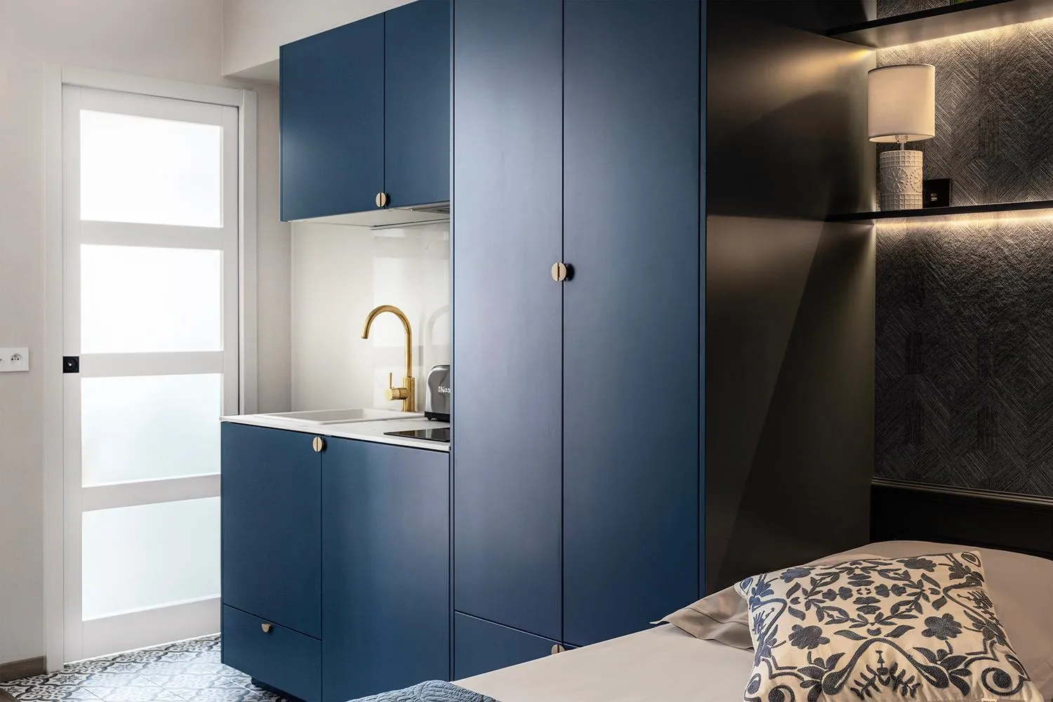 Kitchen or kitchenette, Bed in Appart Hôtel Résidence Courcelle