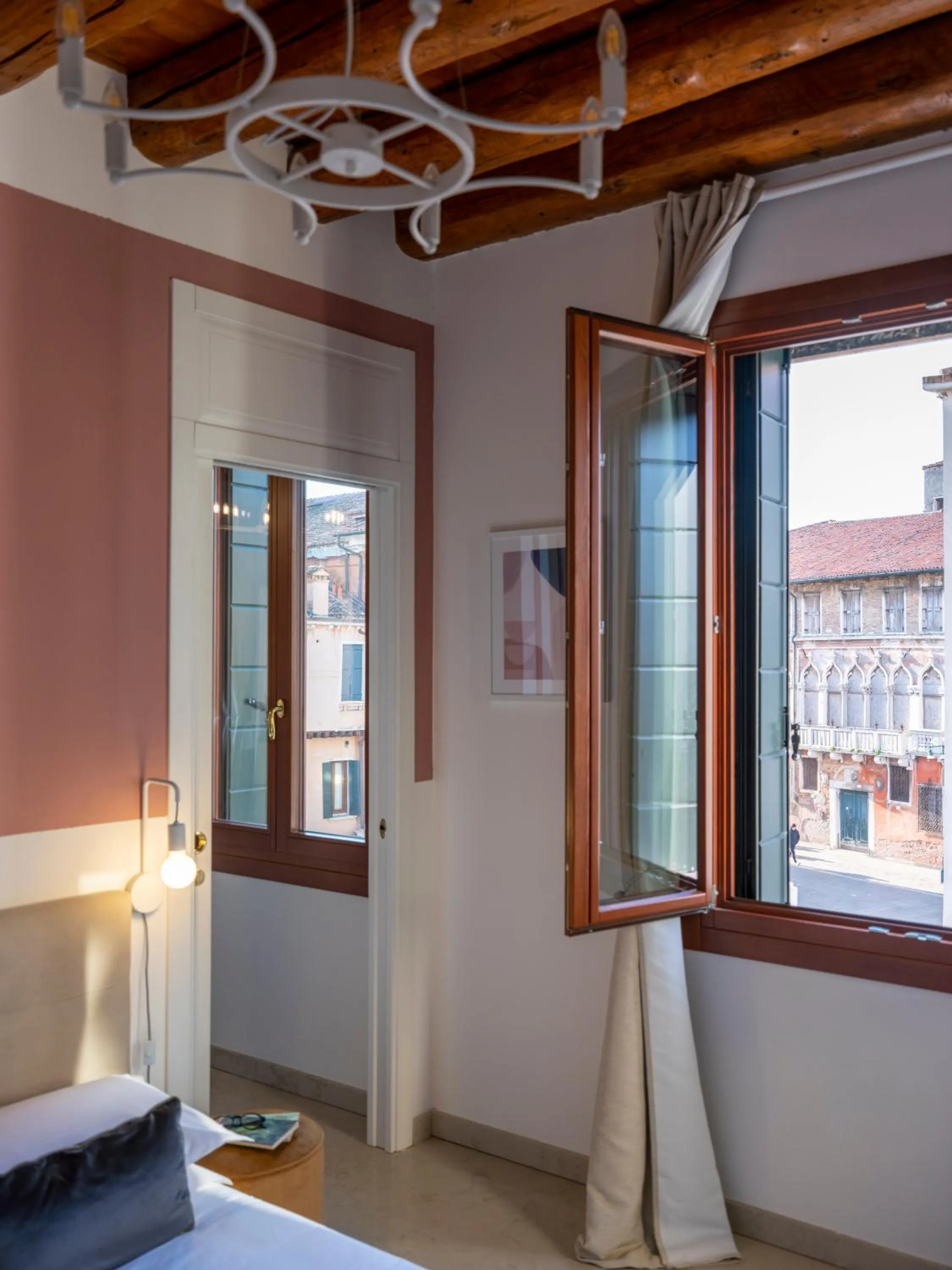 View (from property/room), Bed in Foscà Venice Rooms