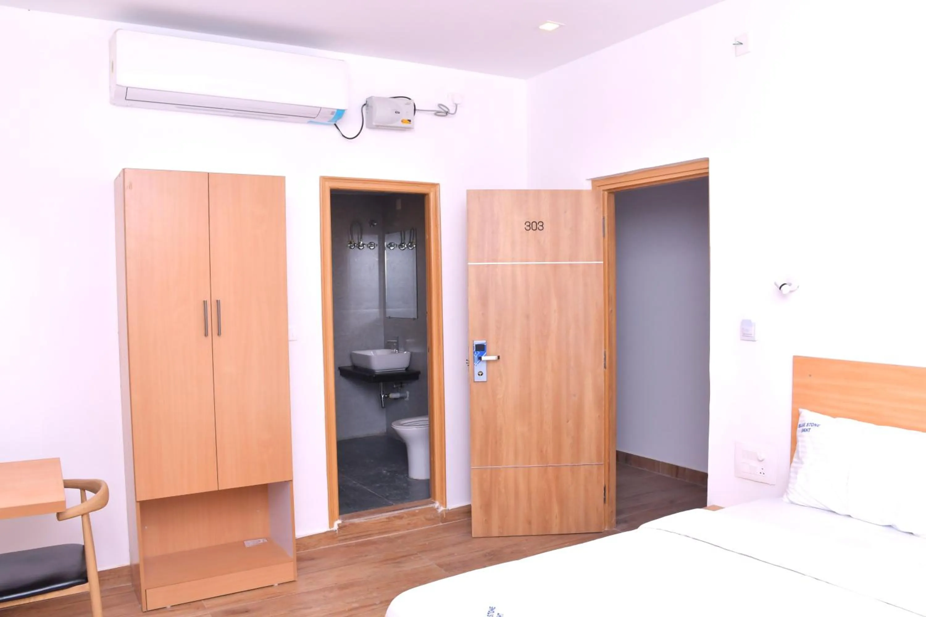 Bathroom, Bed in Hotel Bluestone