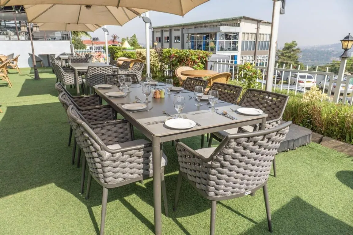 Restaurant/places to eat in Afro Park Hotel