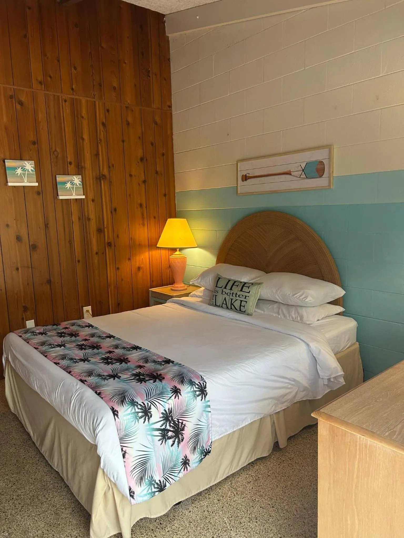 Bed in Tropical Marina & Resort on Lake Beresford