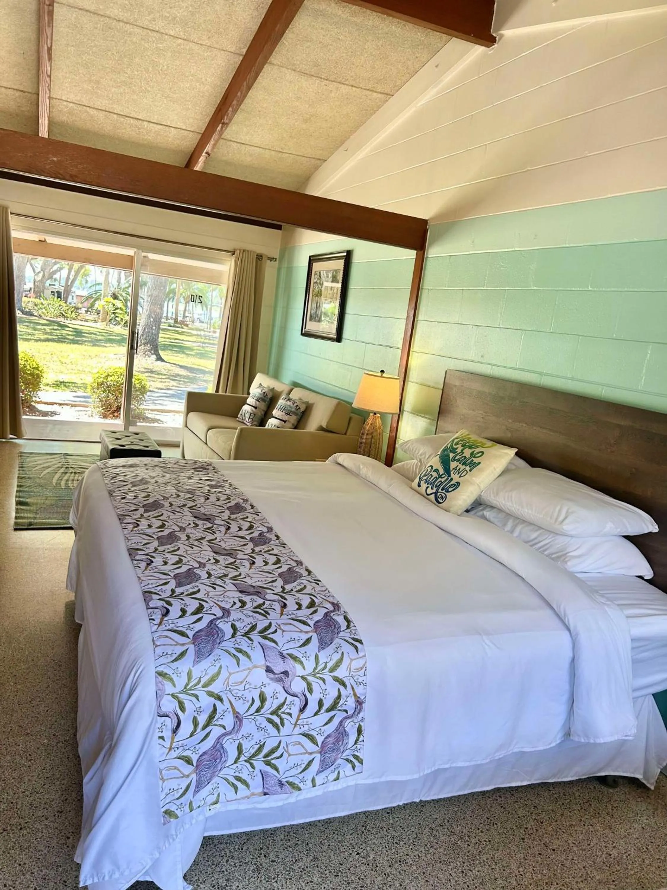 Bed in Tropical Marina & Resort on Lake Beresford