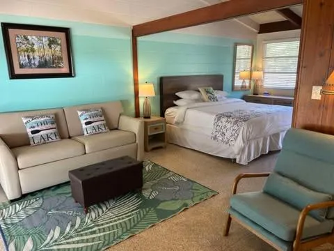 Bed in Tropical Marina & Resort on Lake Beresford