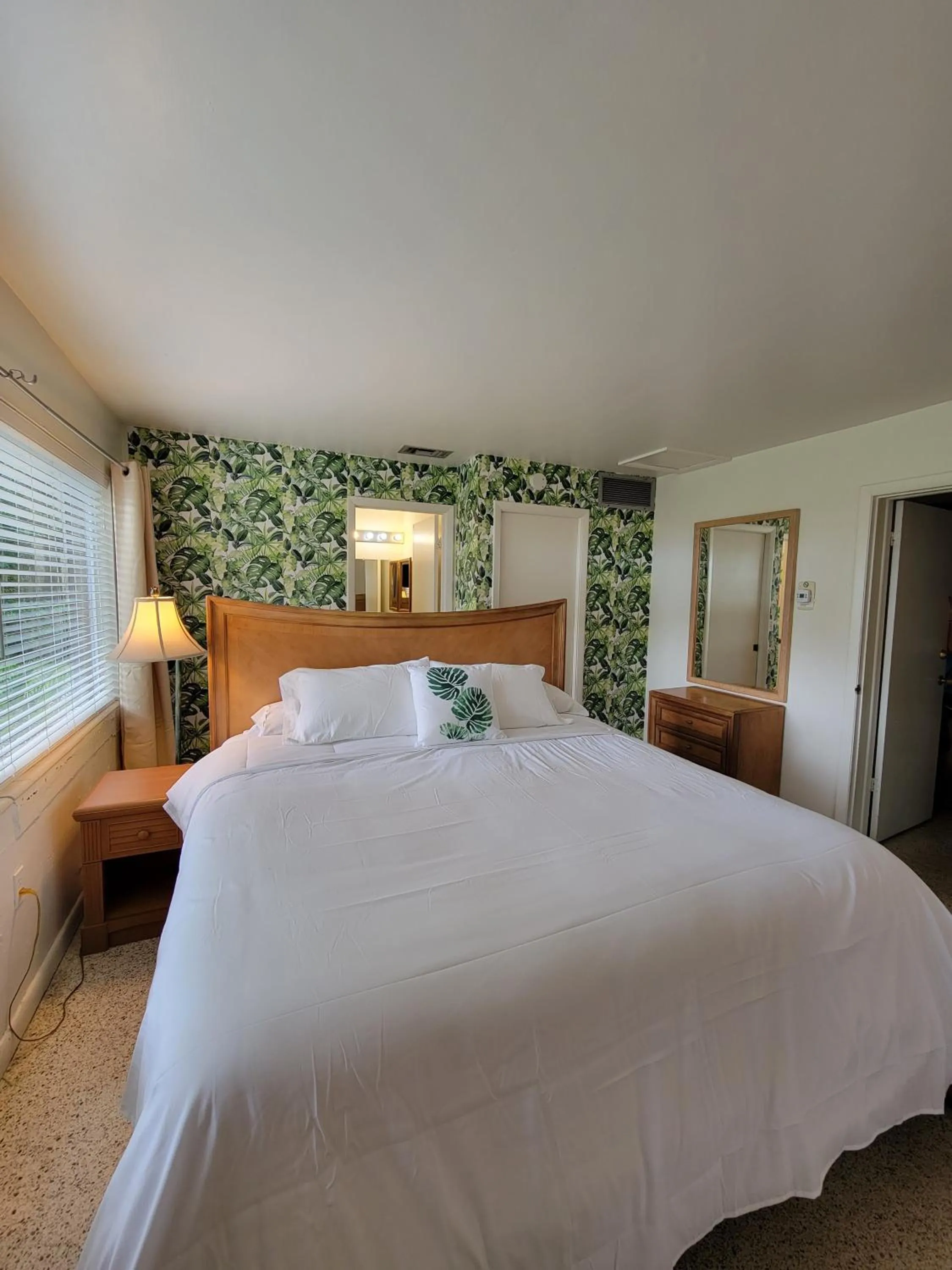 Bed in Tropical Marina & Resort on Lake Beresford