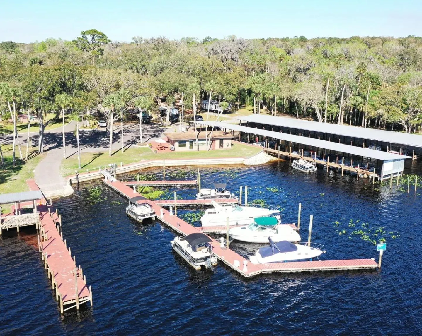 Property building in Tropical Marina & Resort on Lake Beresford