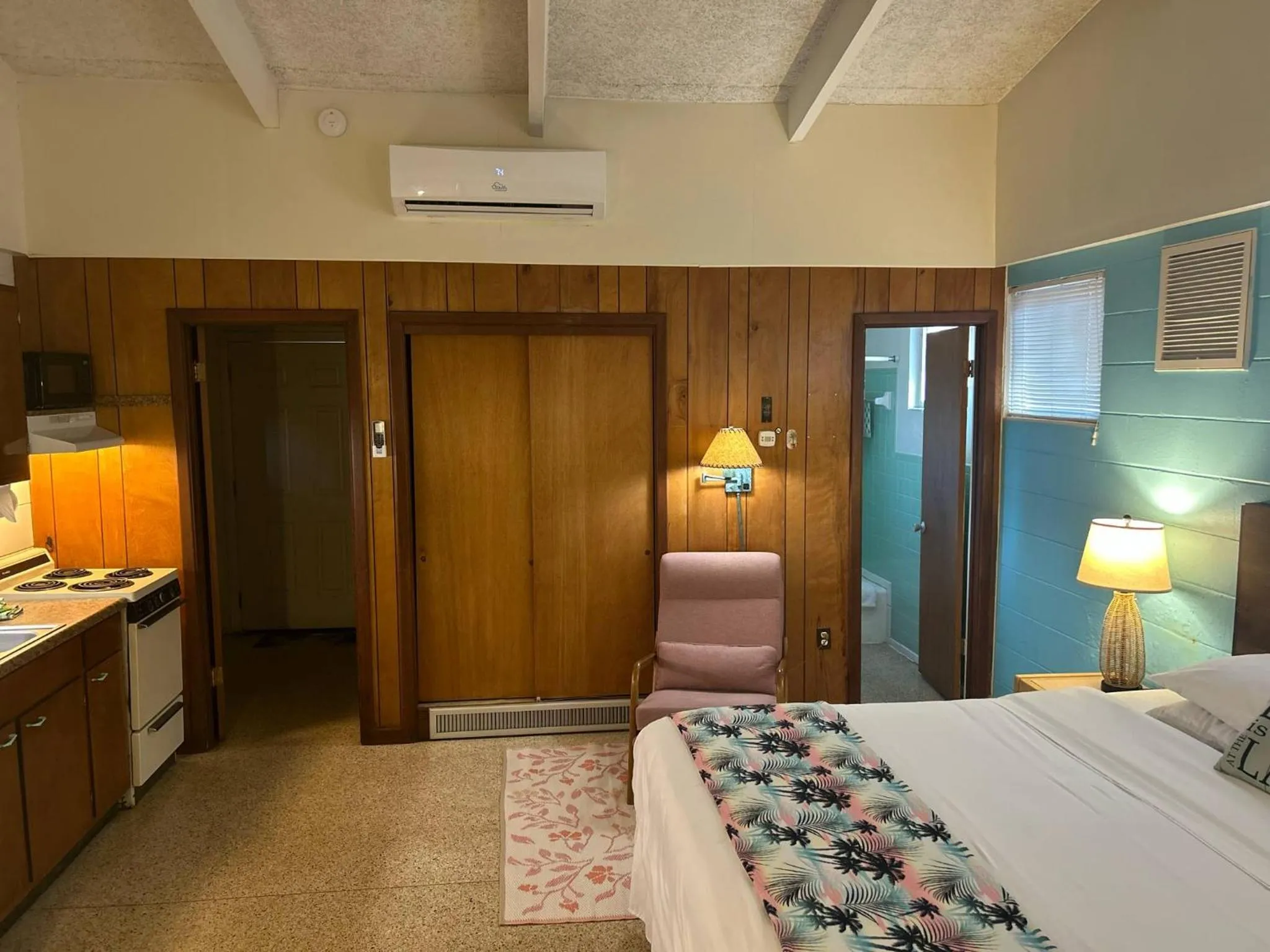 Bed in Tropical Marina & Resort on Lake Beresford