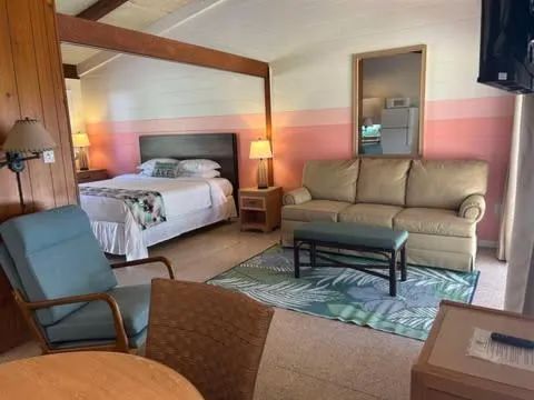 Bed in Tropical Marina & Resort on Lake Beresford