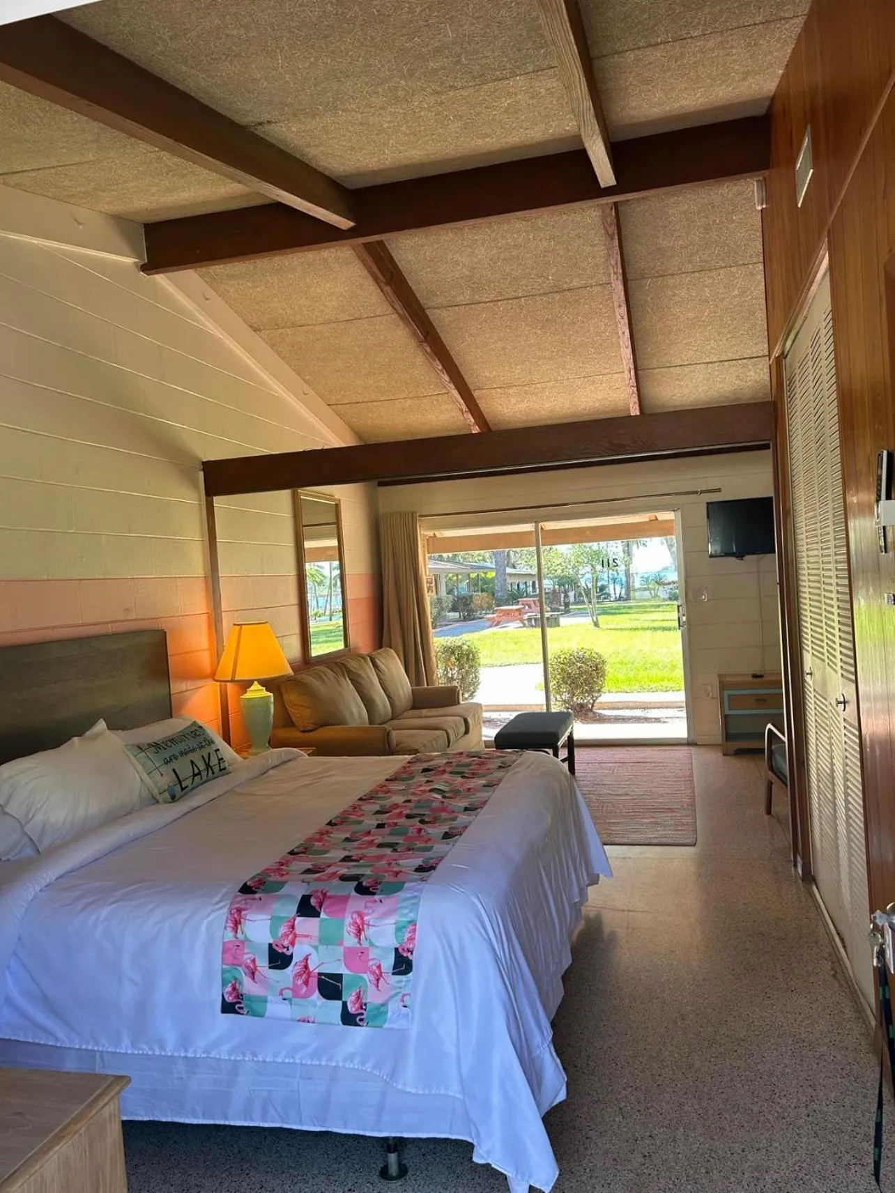 Bed in Tropical Marina & Resort on Lake Beresford