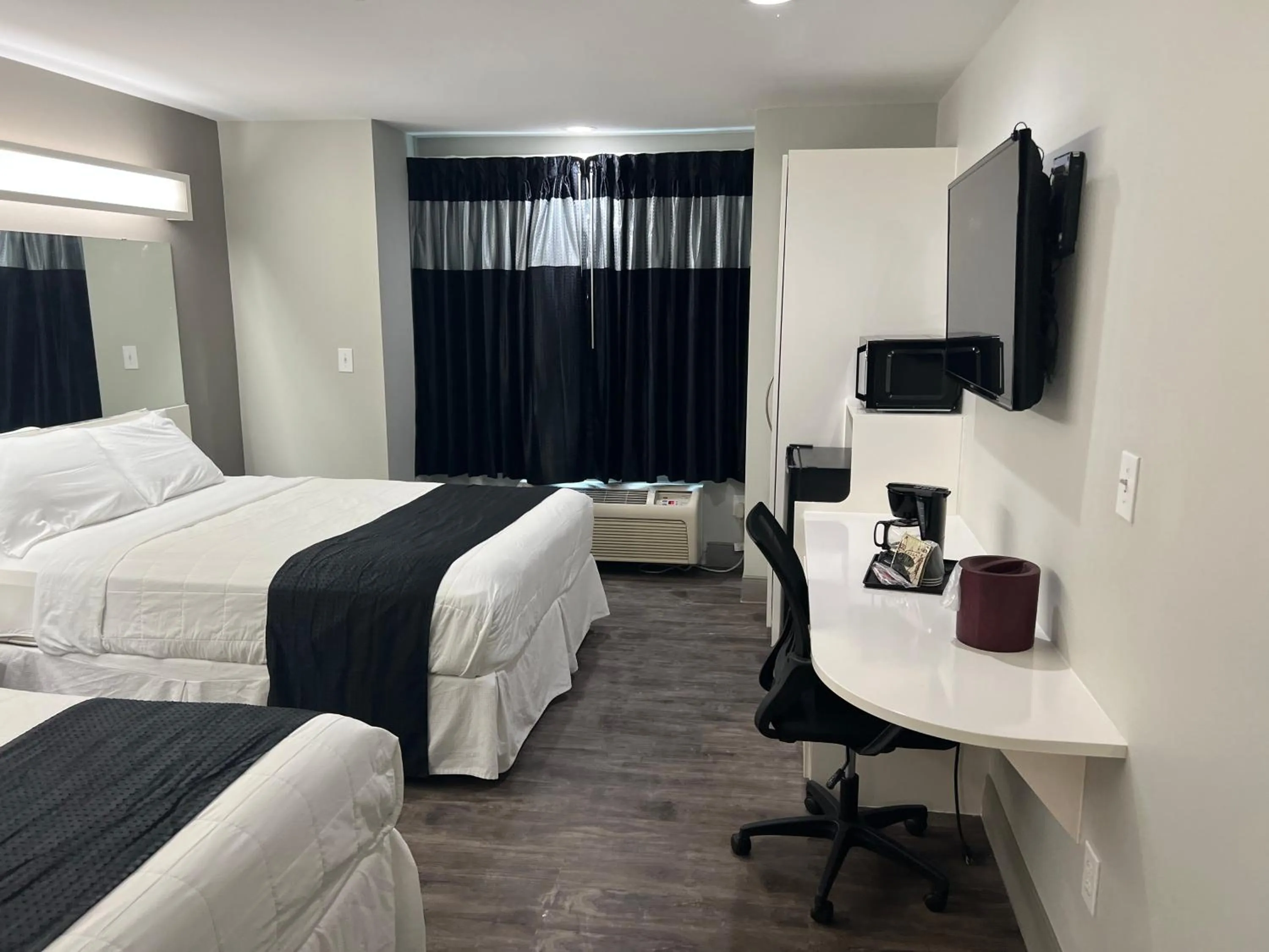 Bedroom, Bed in Crystal Inn