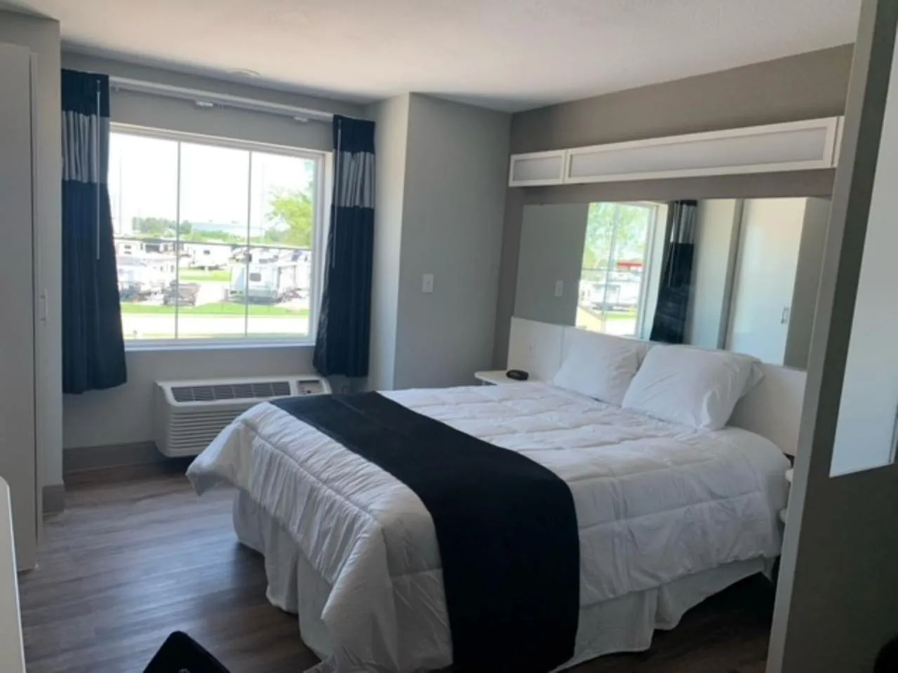 Bedroom, Bed in Crystal Inn