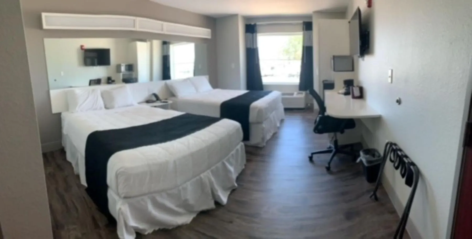 Bedroom, Bed in Crystal Inn