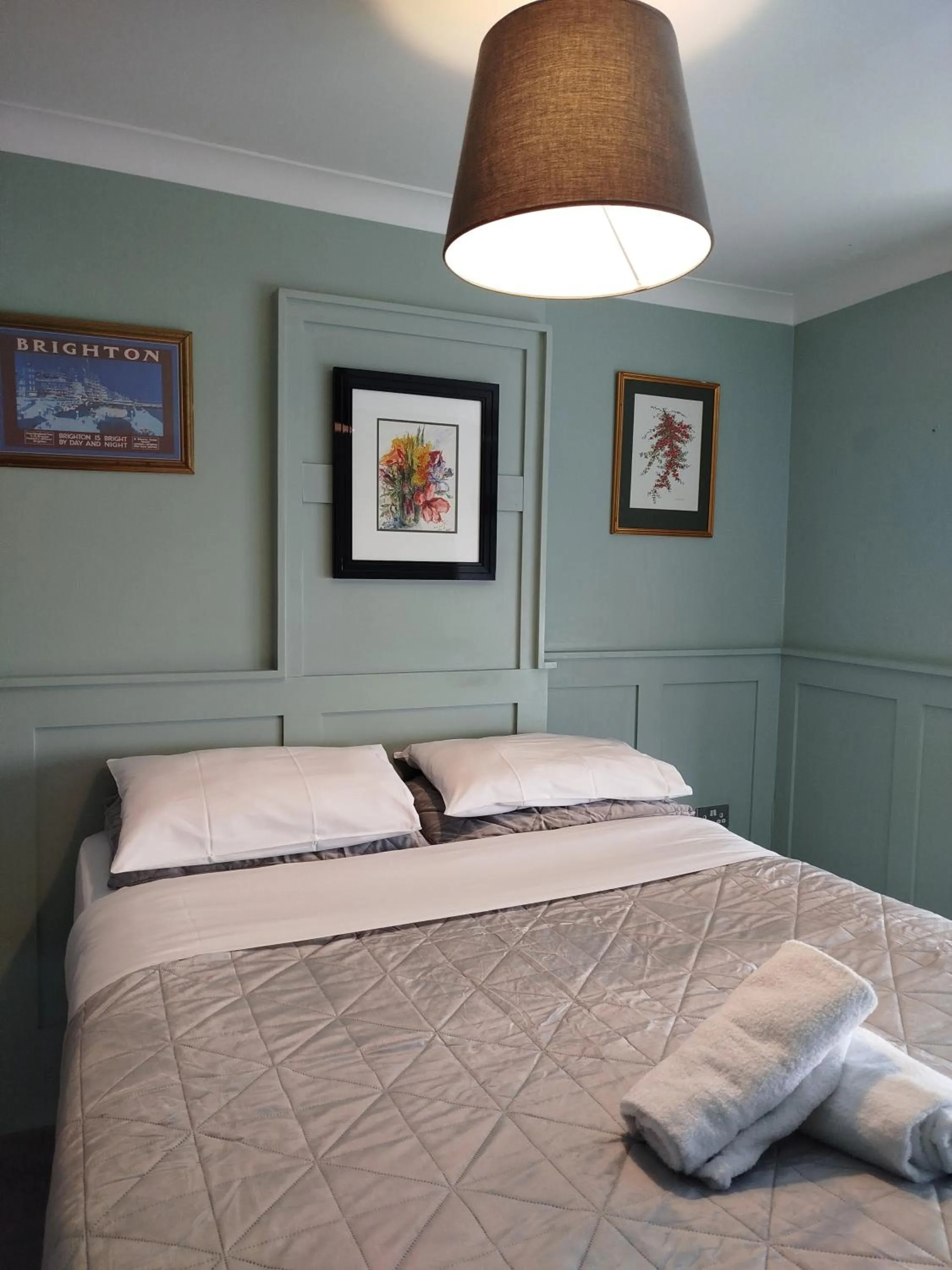 Photo of the whole room, Bed in The Willows