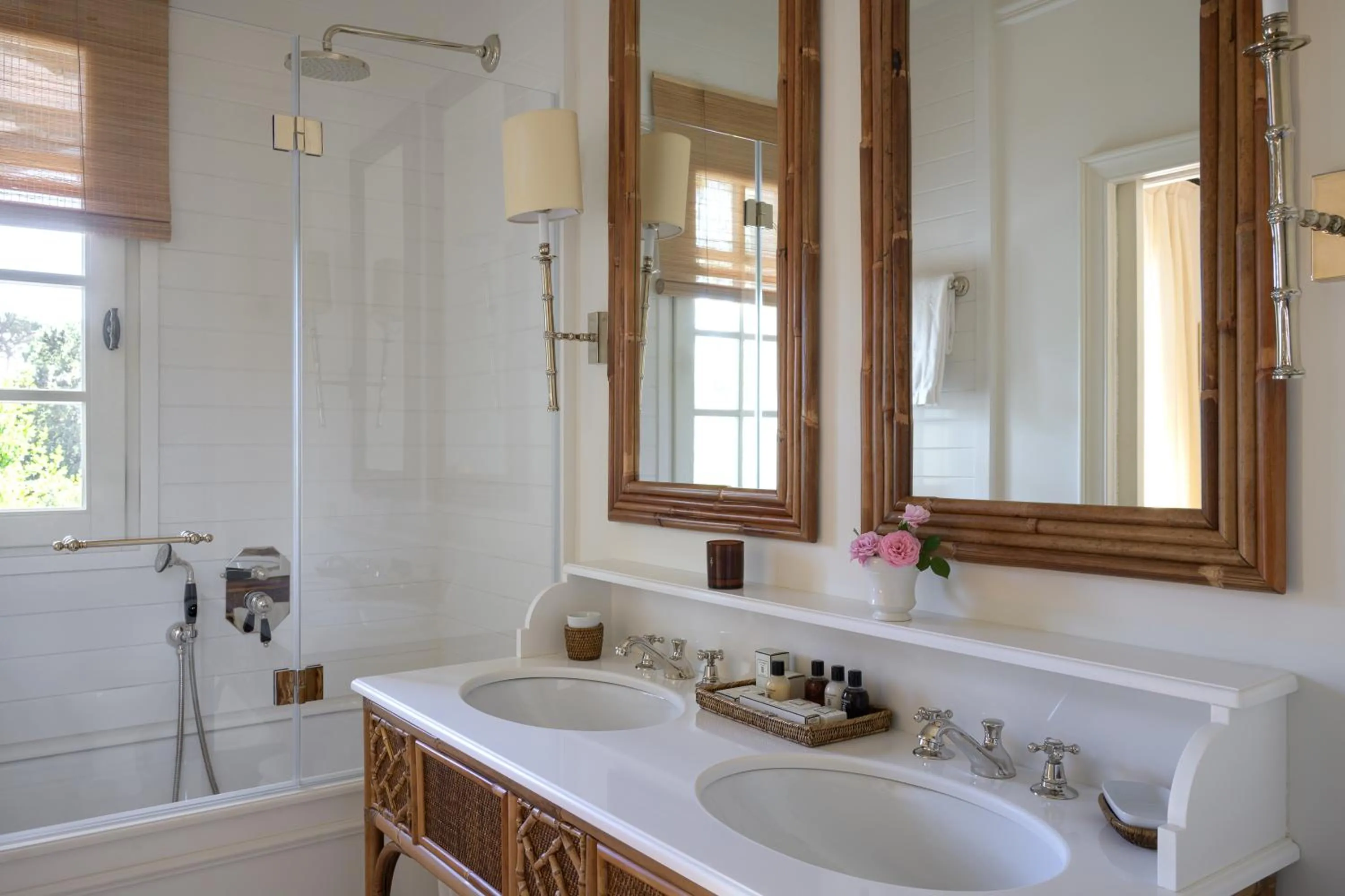Bathroom in California Park Hotel