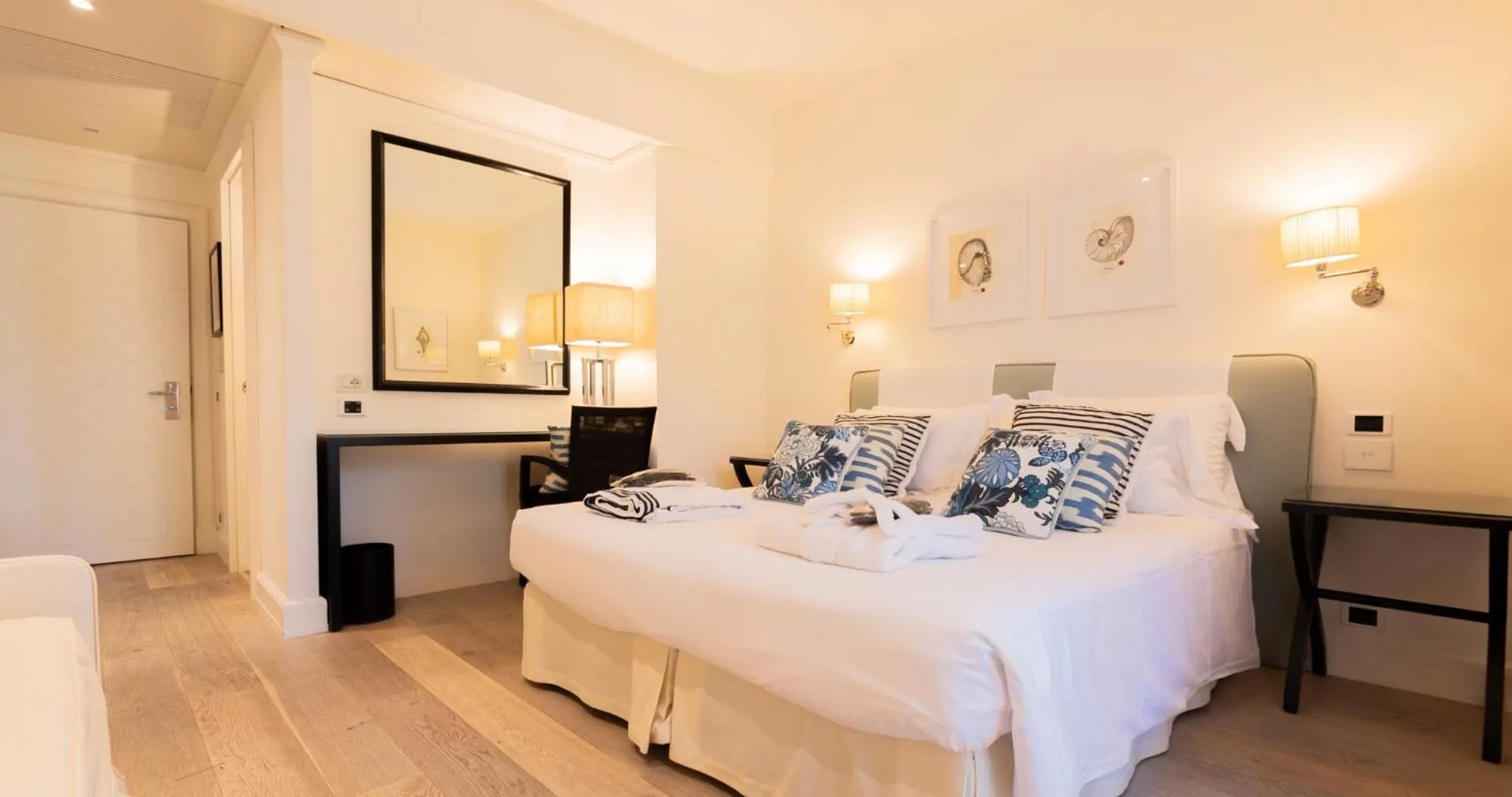 Photo of the whole room, Bed in California Park Hotel