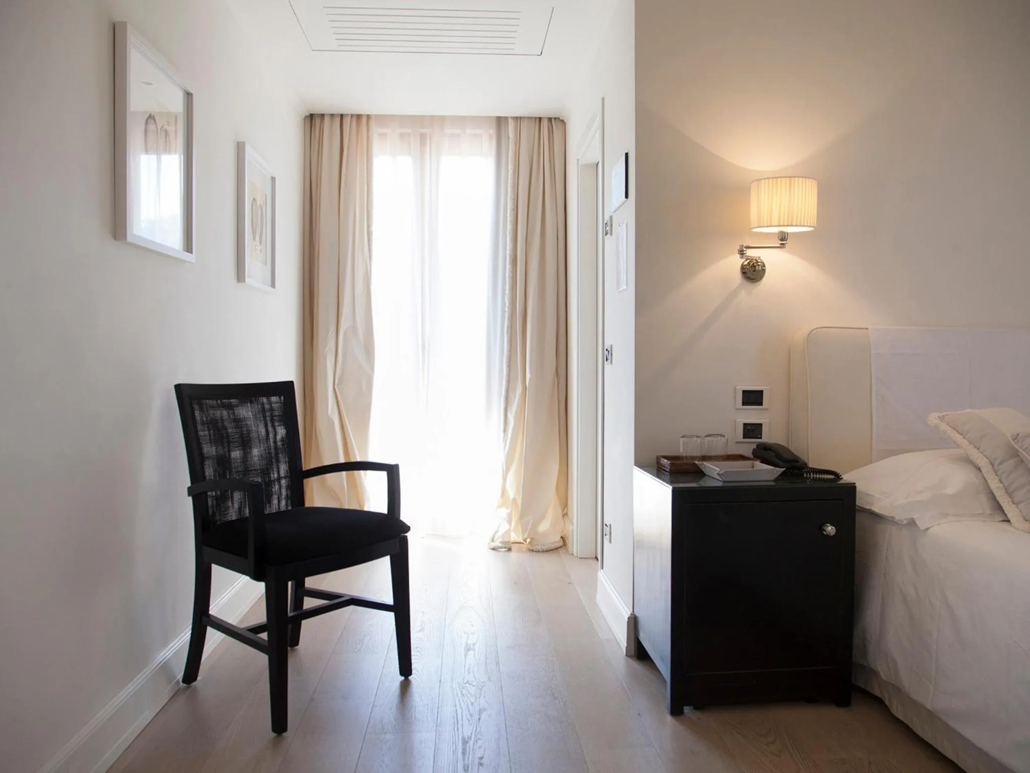 Photo of the whole room, Bed in California Park Hotel