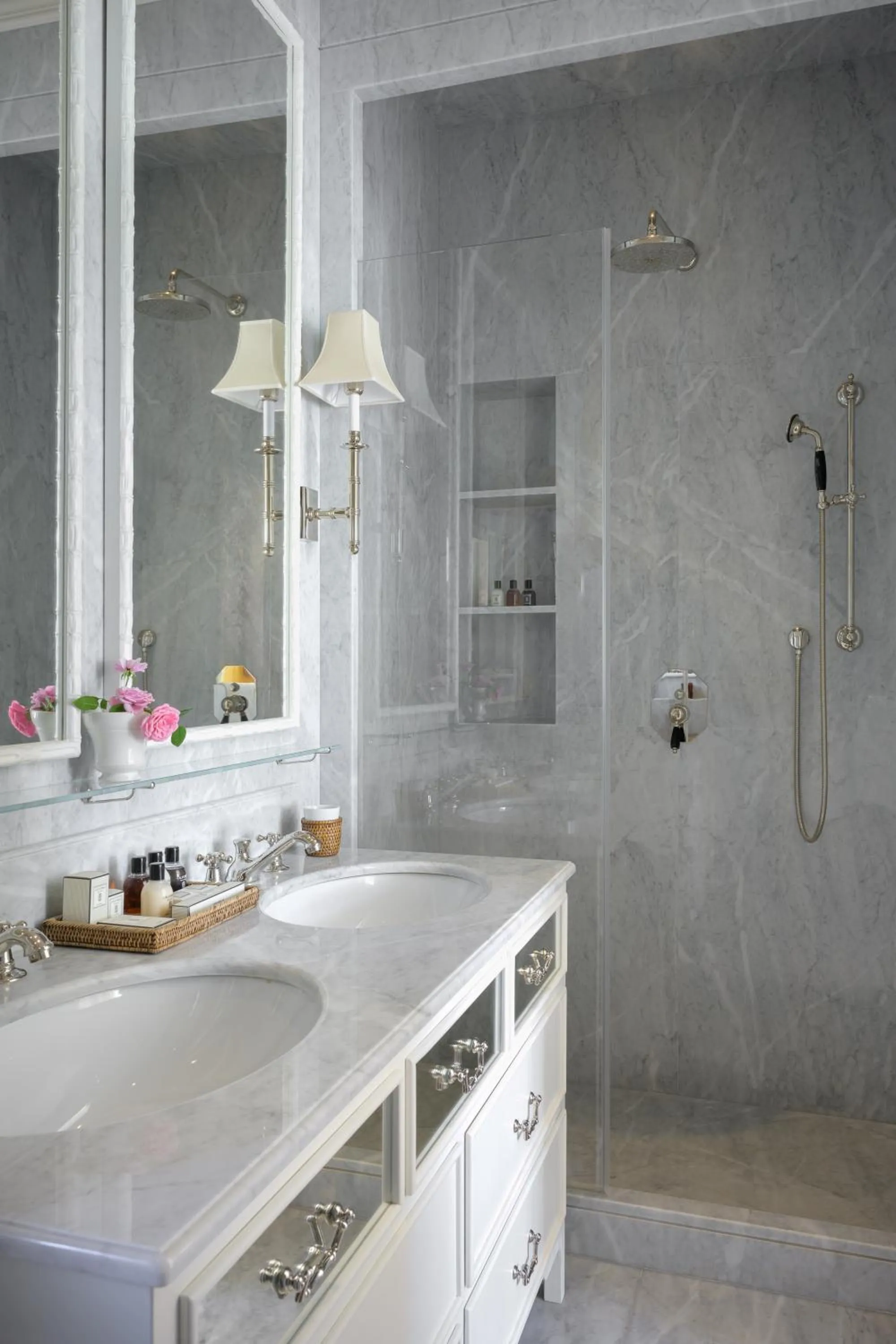 Bathroom in California Park Hotel