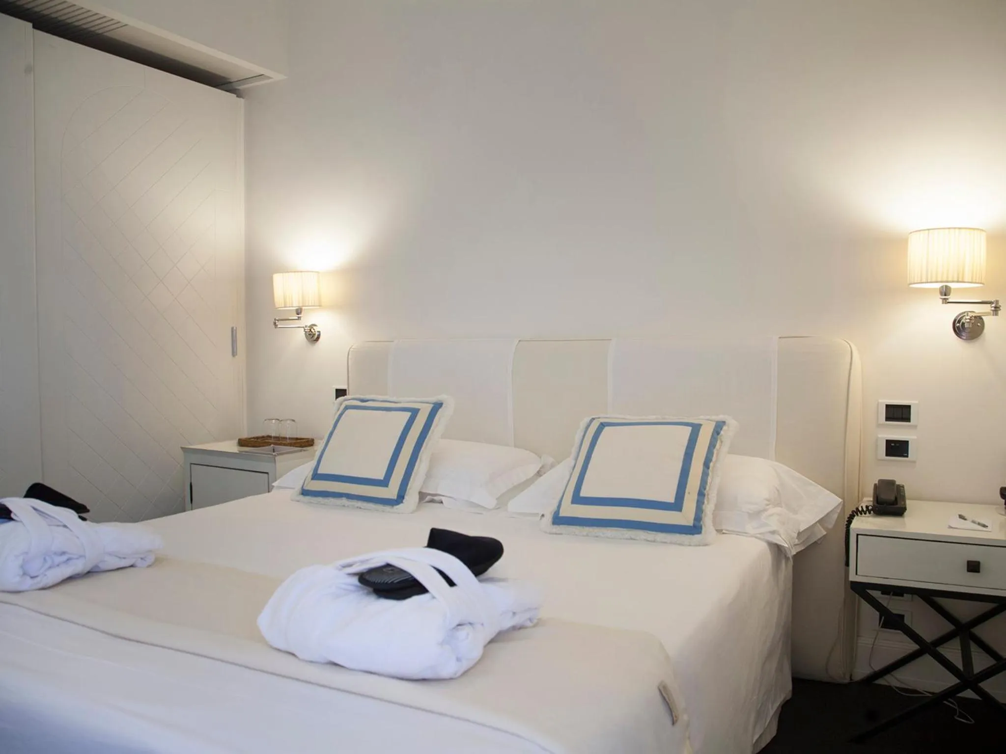 Photo of the whole room, Bed in California Park Hotel