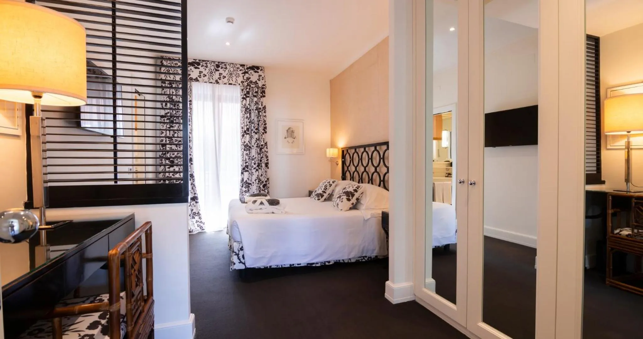 Photo of the whole room, Bed in California Park Hotel