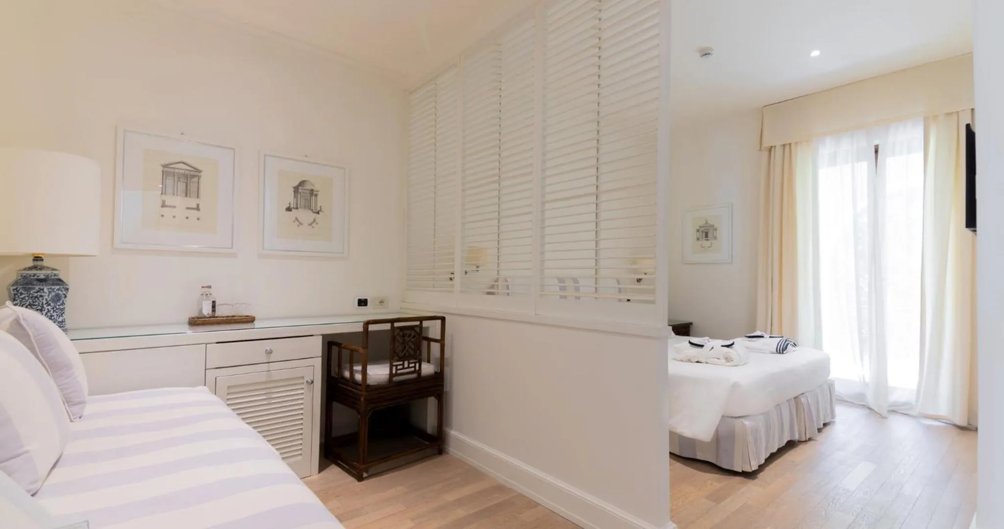 Photo of the whole room, Bed in California Park Hotel