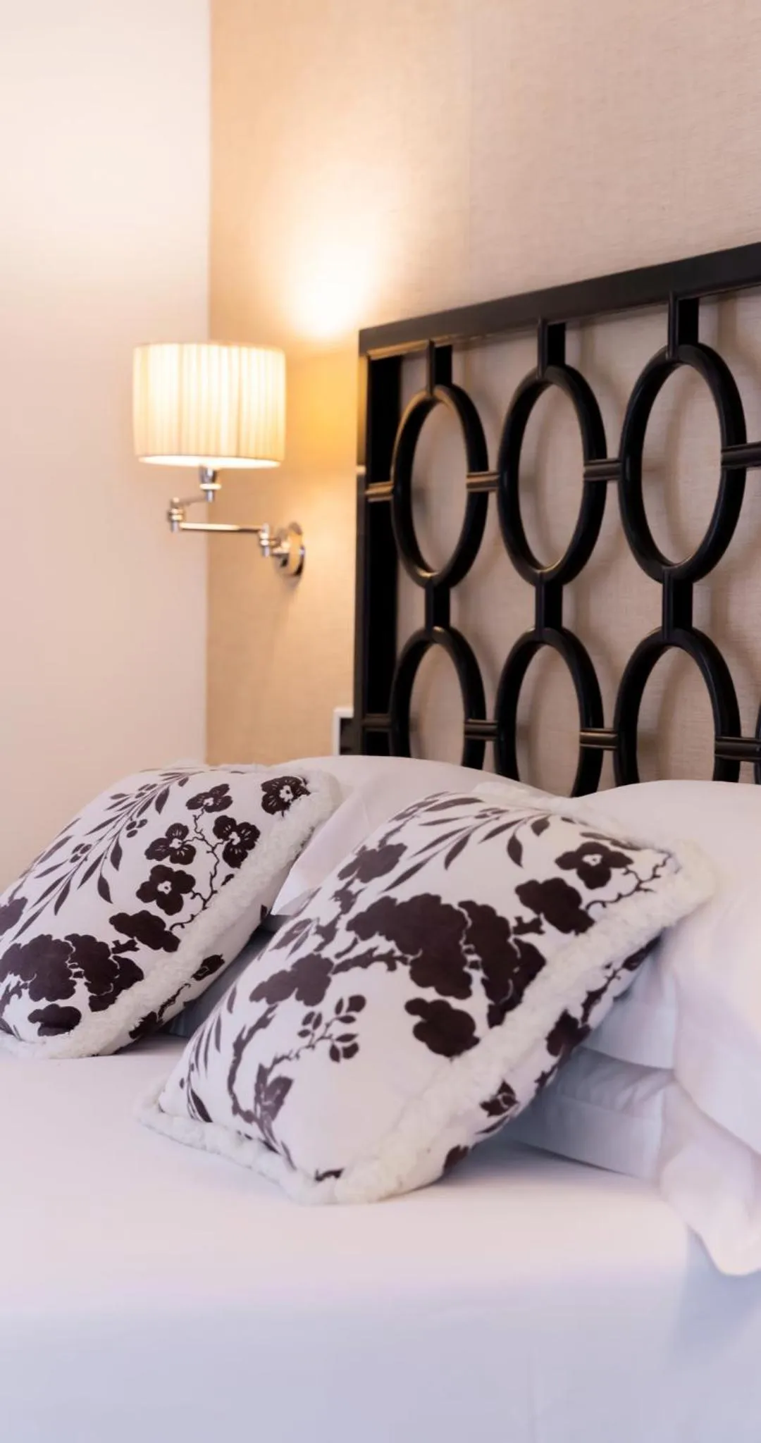 Decorative detail, Bed in California Park Hotel