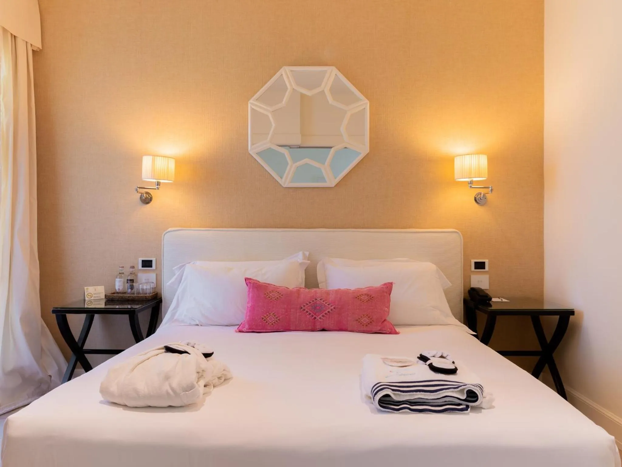 Bed in California Park Hotel