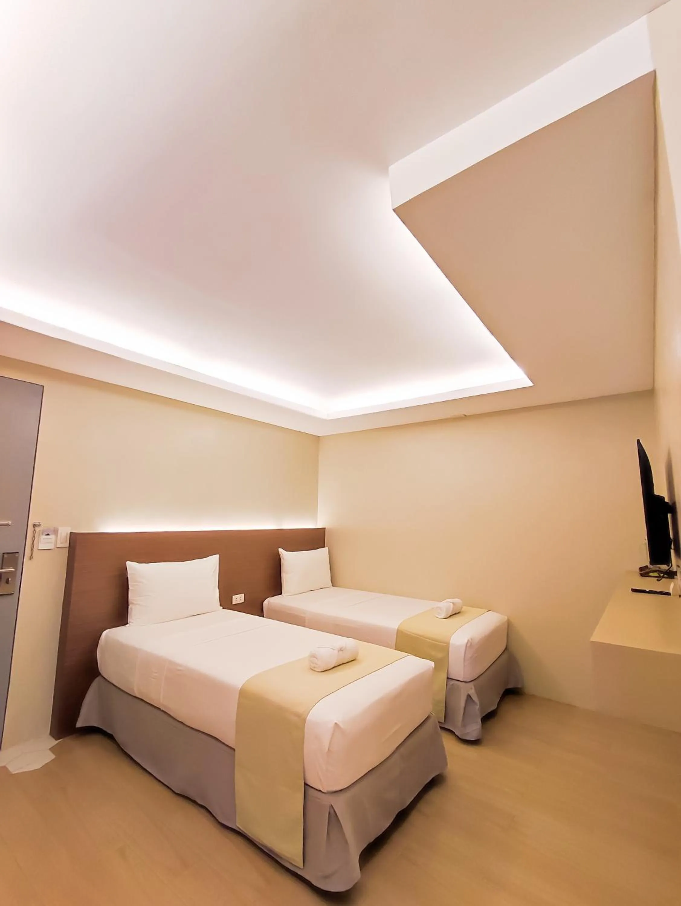 Bed in Hotel Simone Kalibo