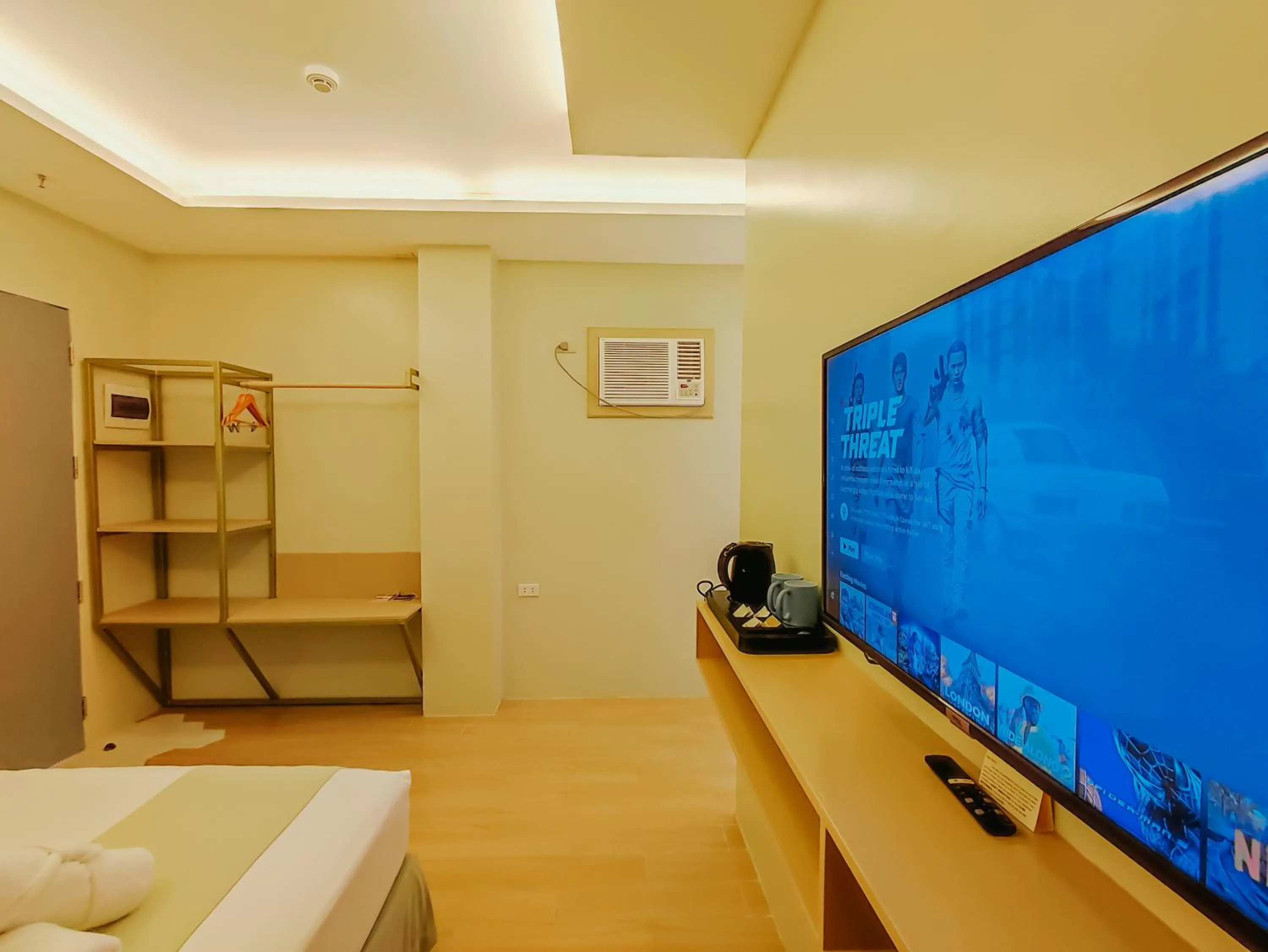 Bed in Hotel Simone Kalibo