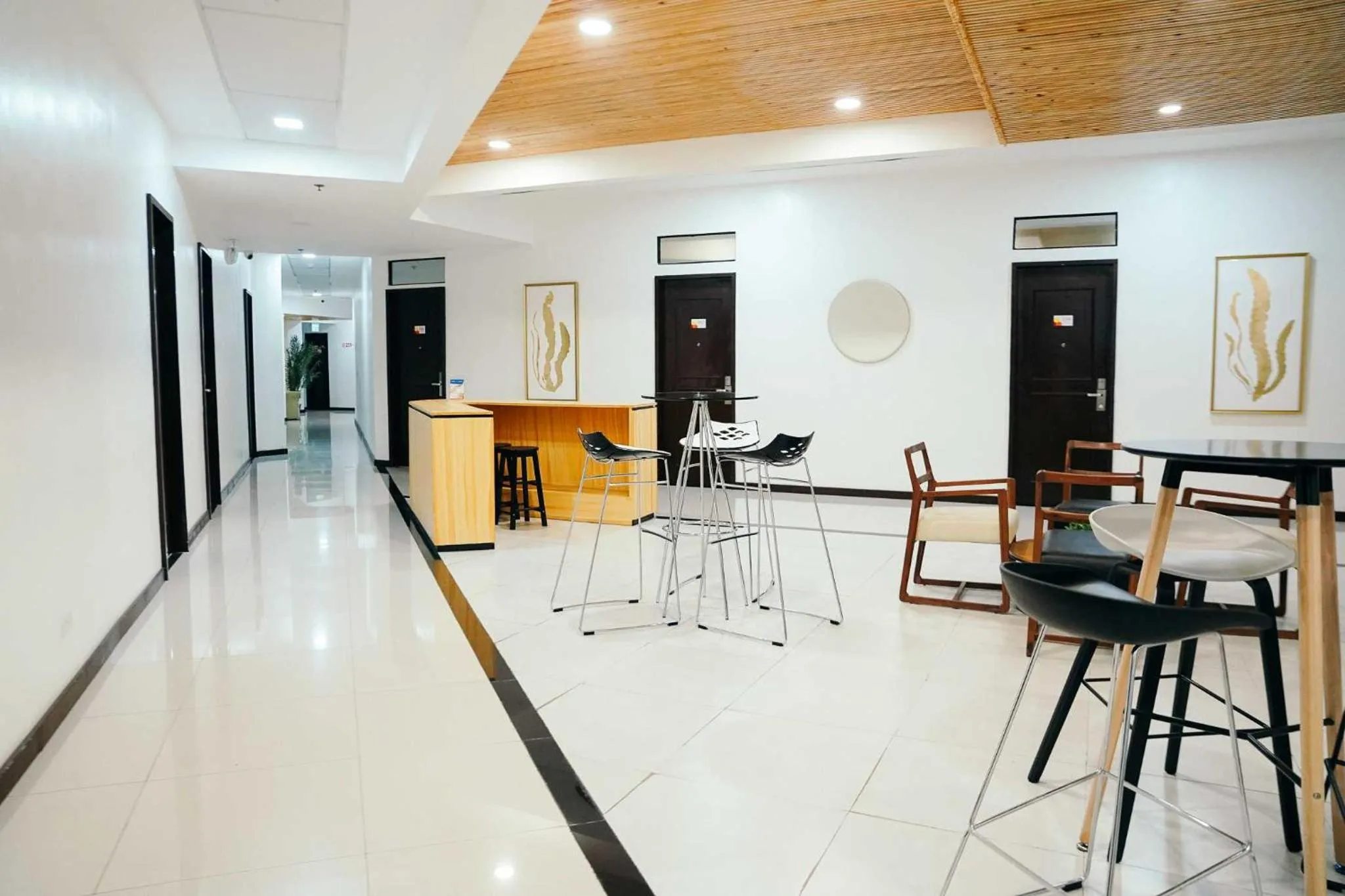 Seating area in Travelbee Airport Inn