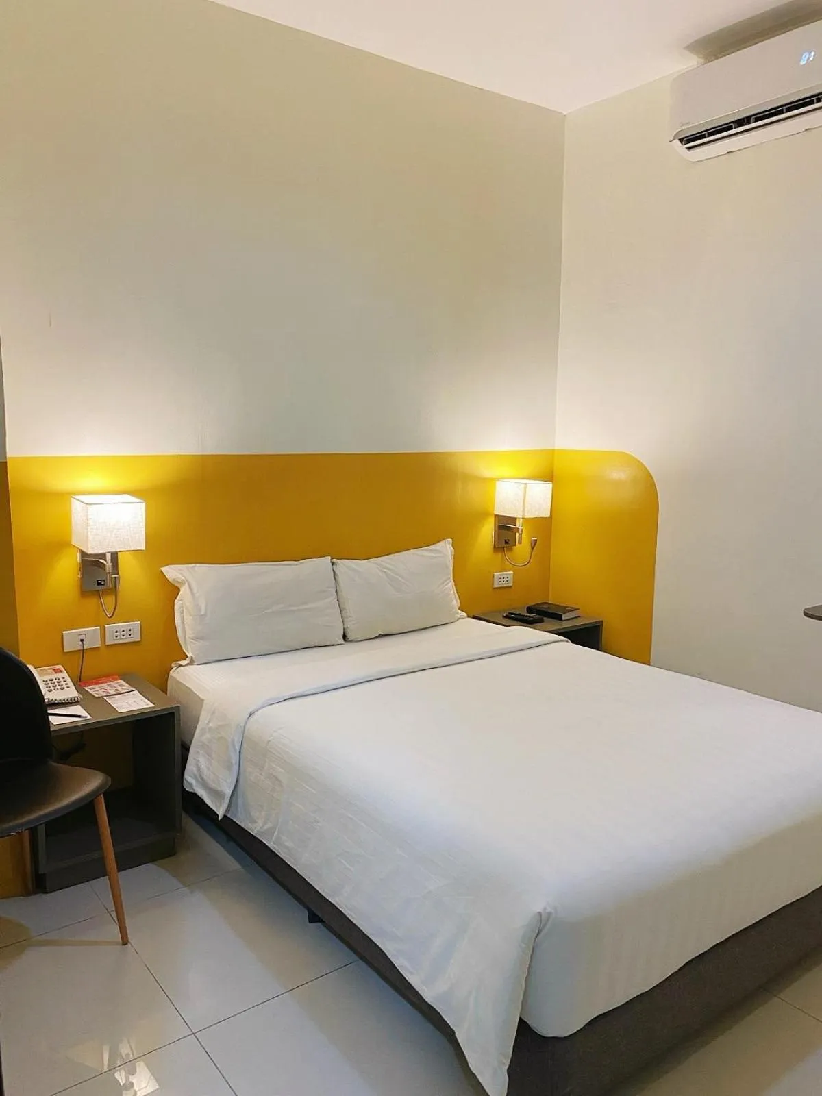 Bed in Travelbee Airport Inn