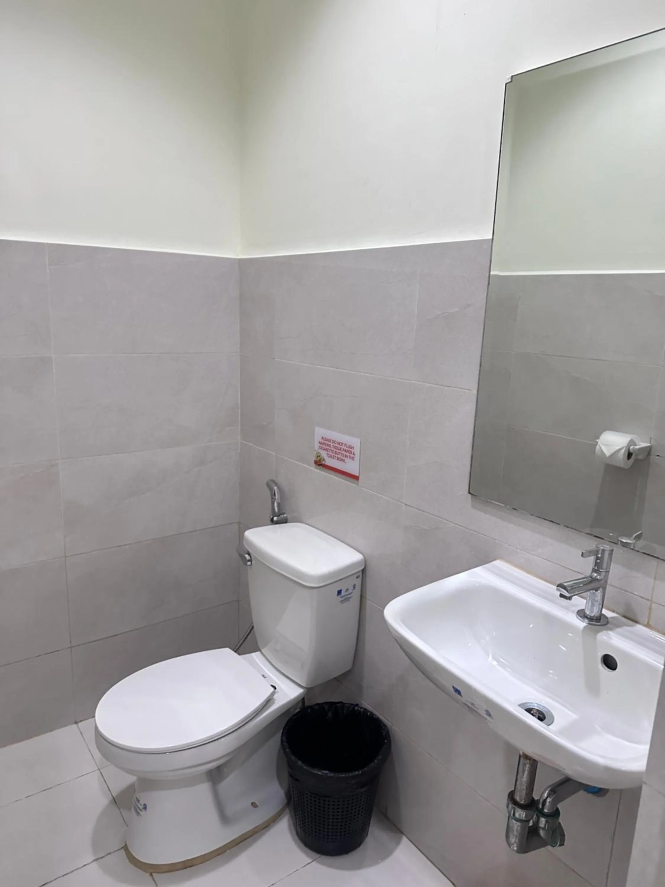 Toilet in Travelbee Airport Inn