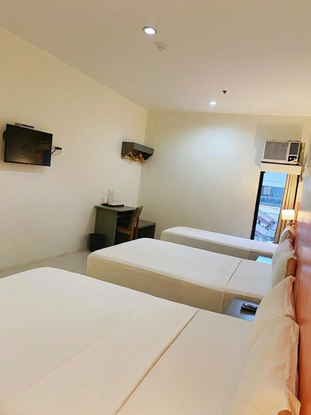 Bed in Travelbee Airport Inn