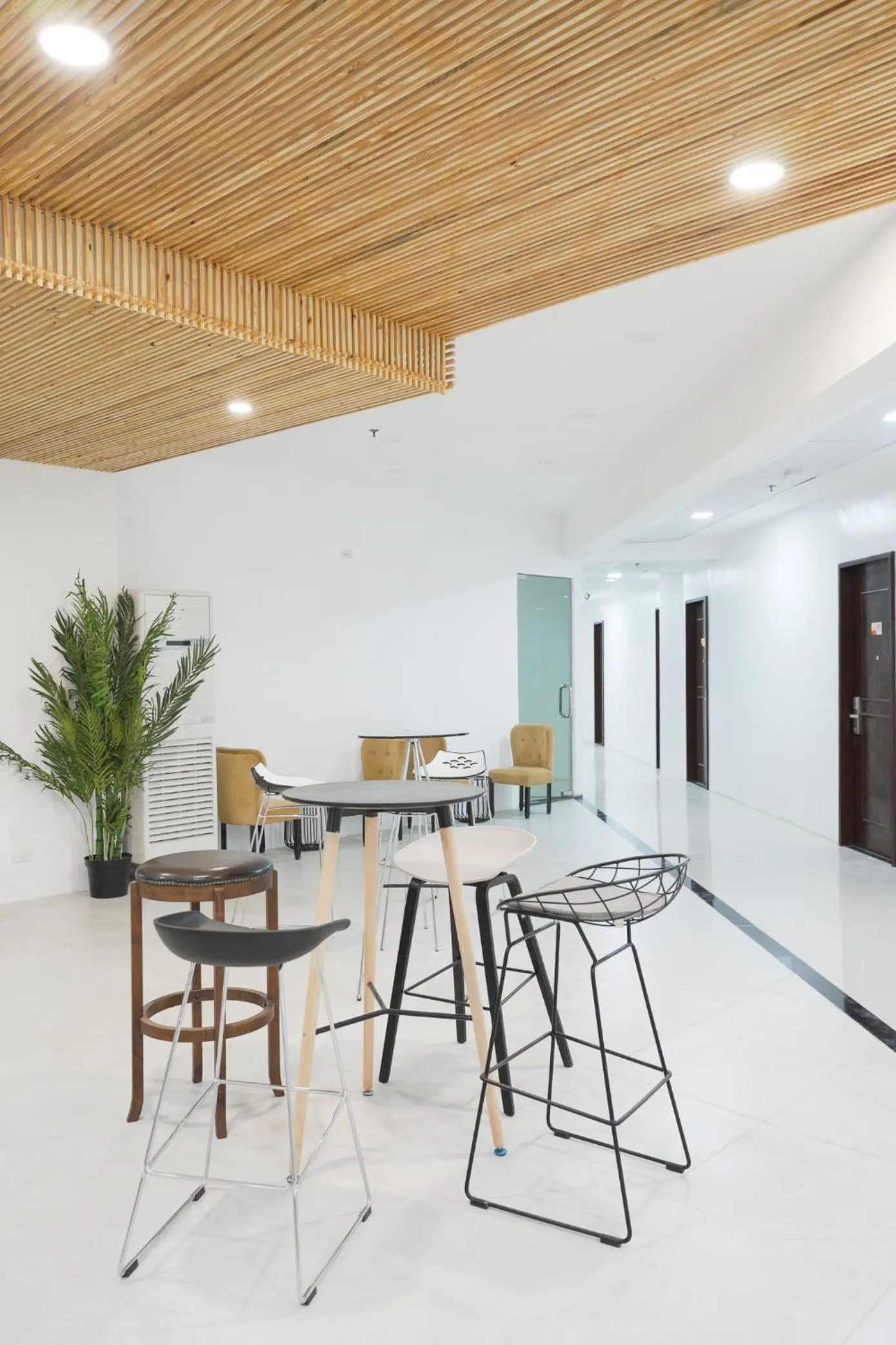 Seating area in Travelbee Airport Inn