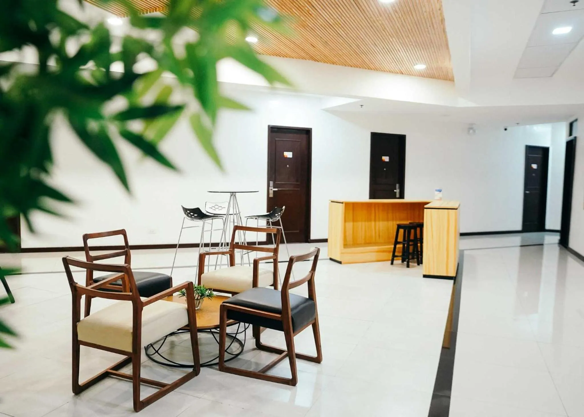 Seating area in Travelbee Airport Inn