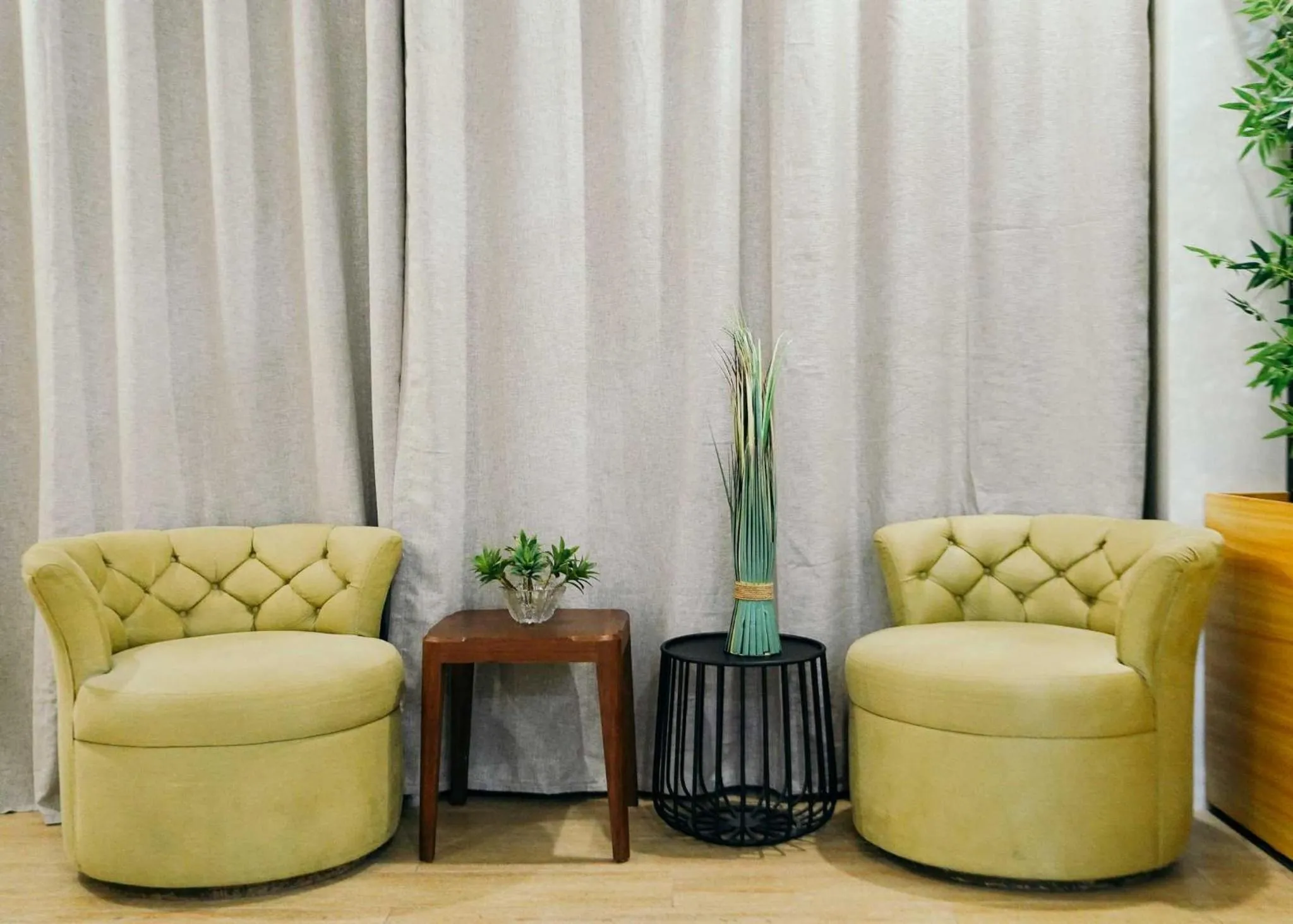 Seating area in Travelbee Airport Inn