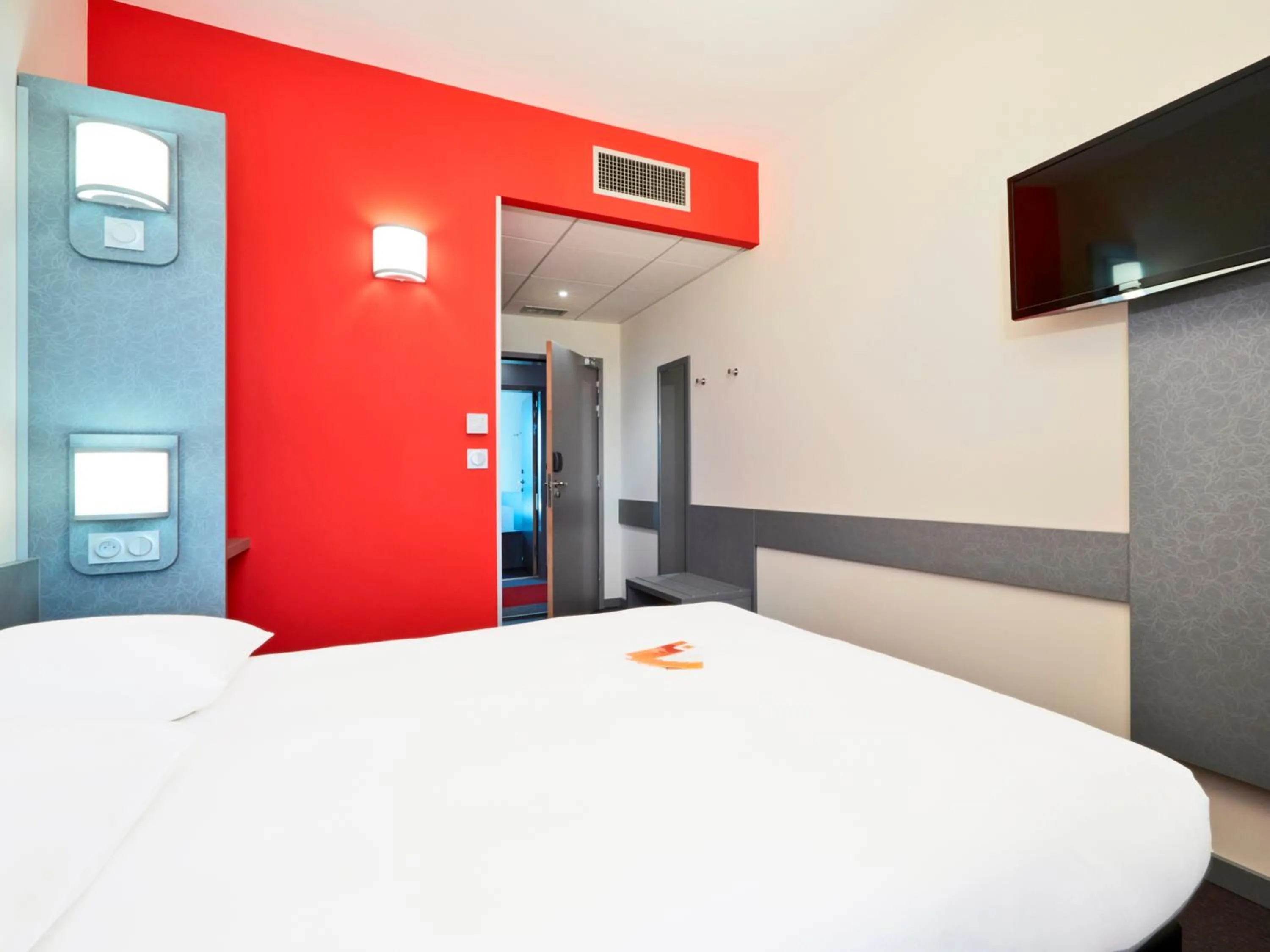 Bed, TV/Entertainment Center in Première Classe Lyon - Saint Priest Eurexpo