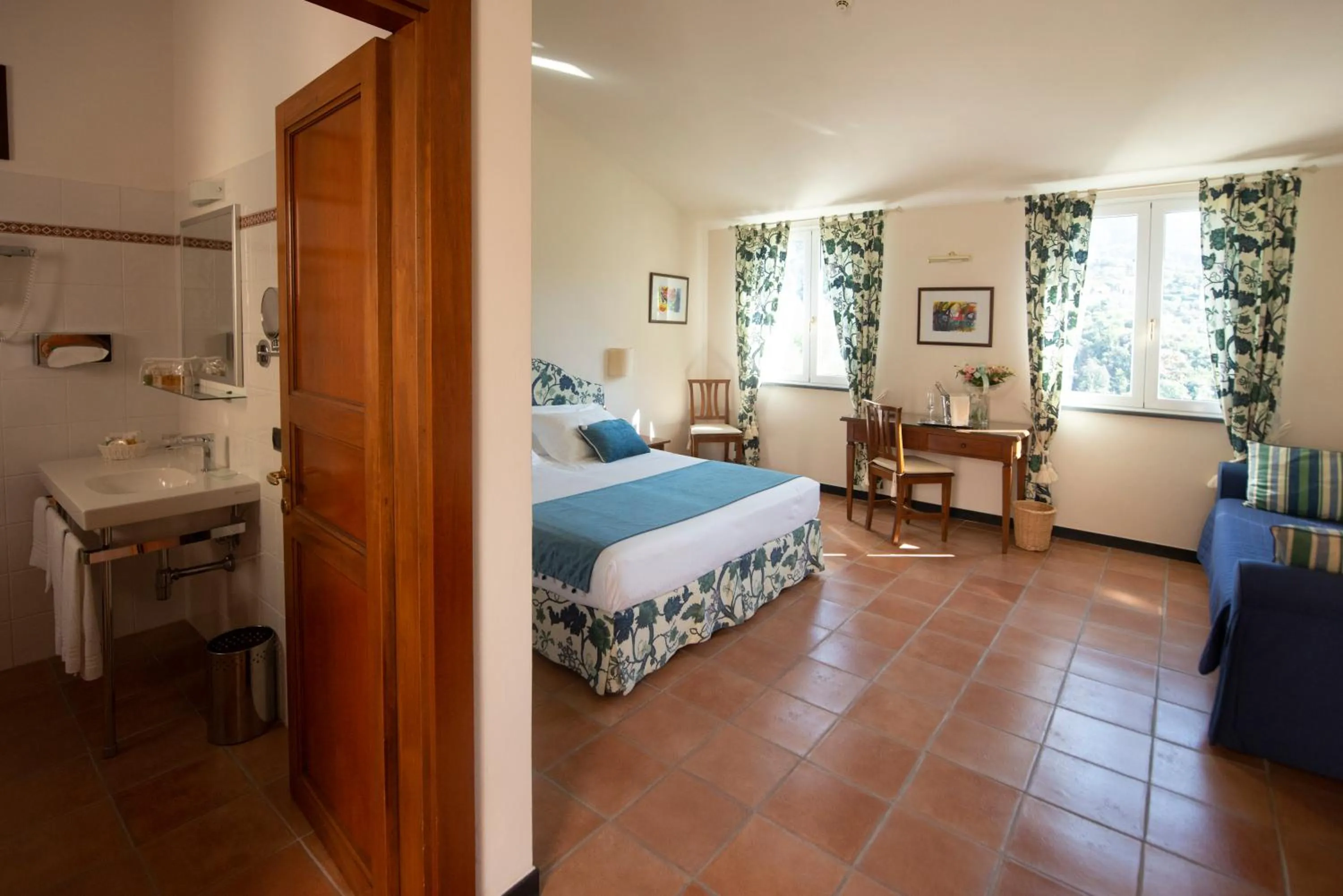 Bathroom, Bed in Hotel Al Terra Di Mare