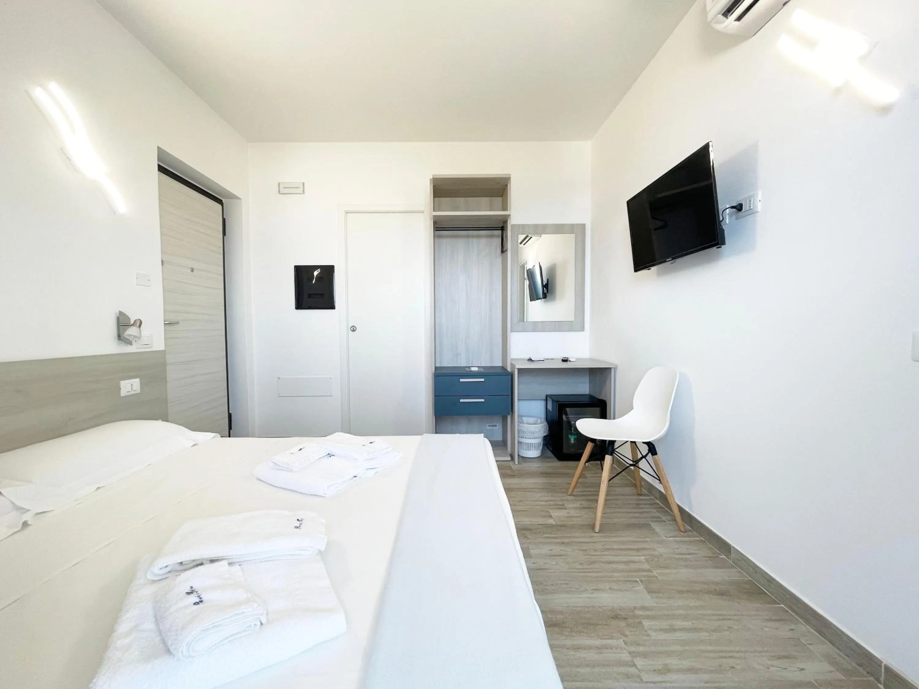 Bedroom, Bed in Perla Blu Tropea