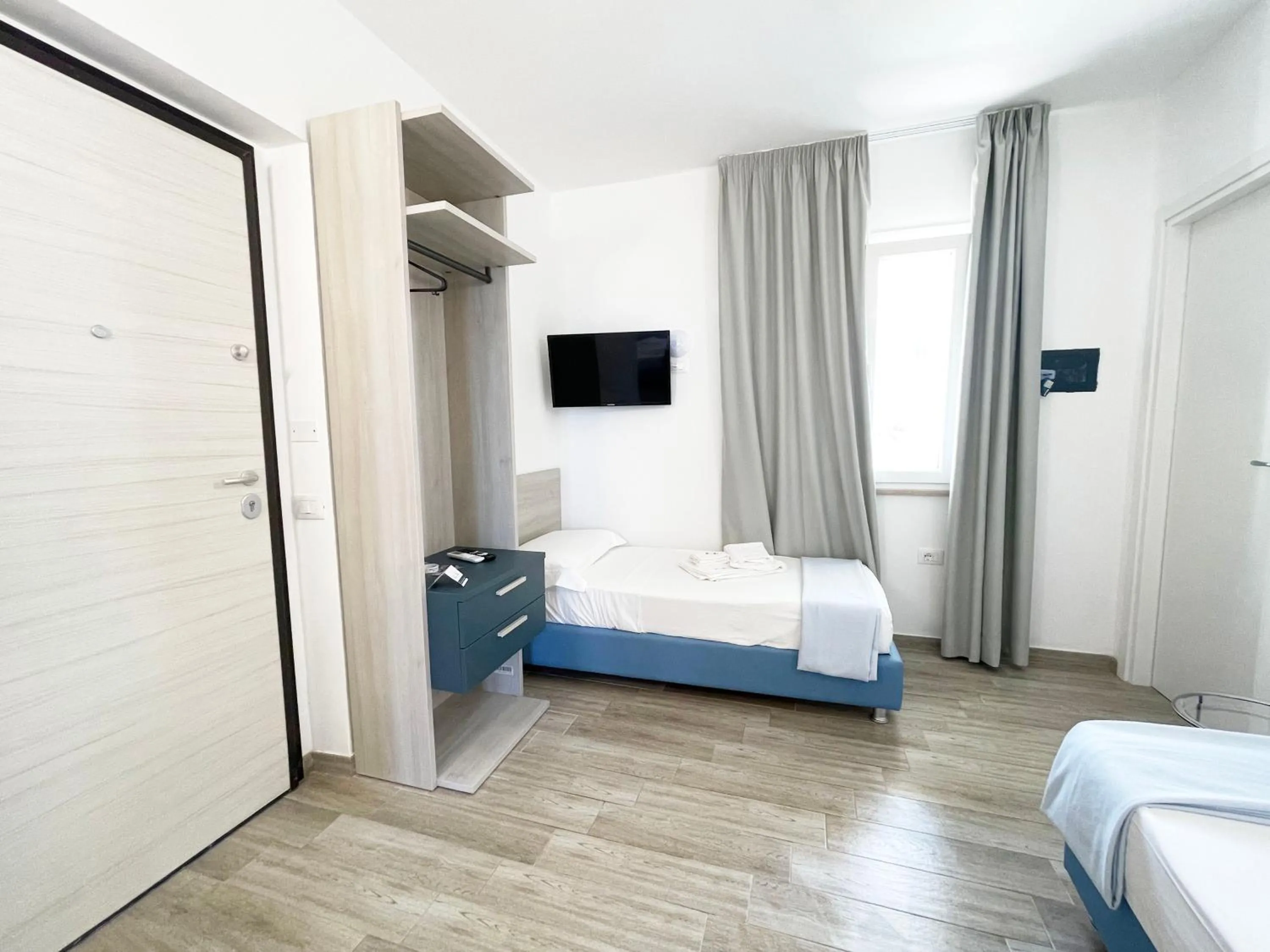 Bed in Perla Blu Tropea