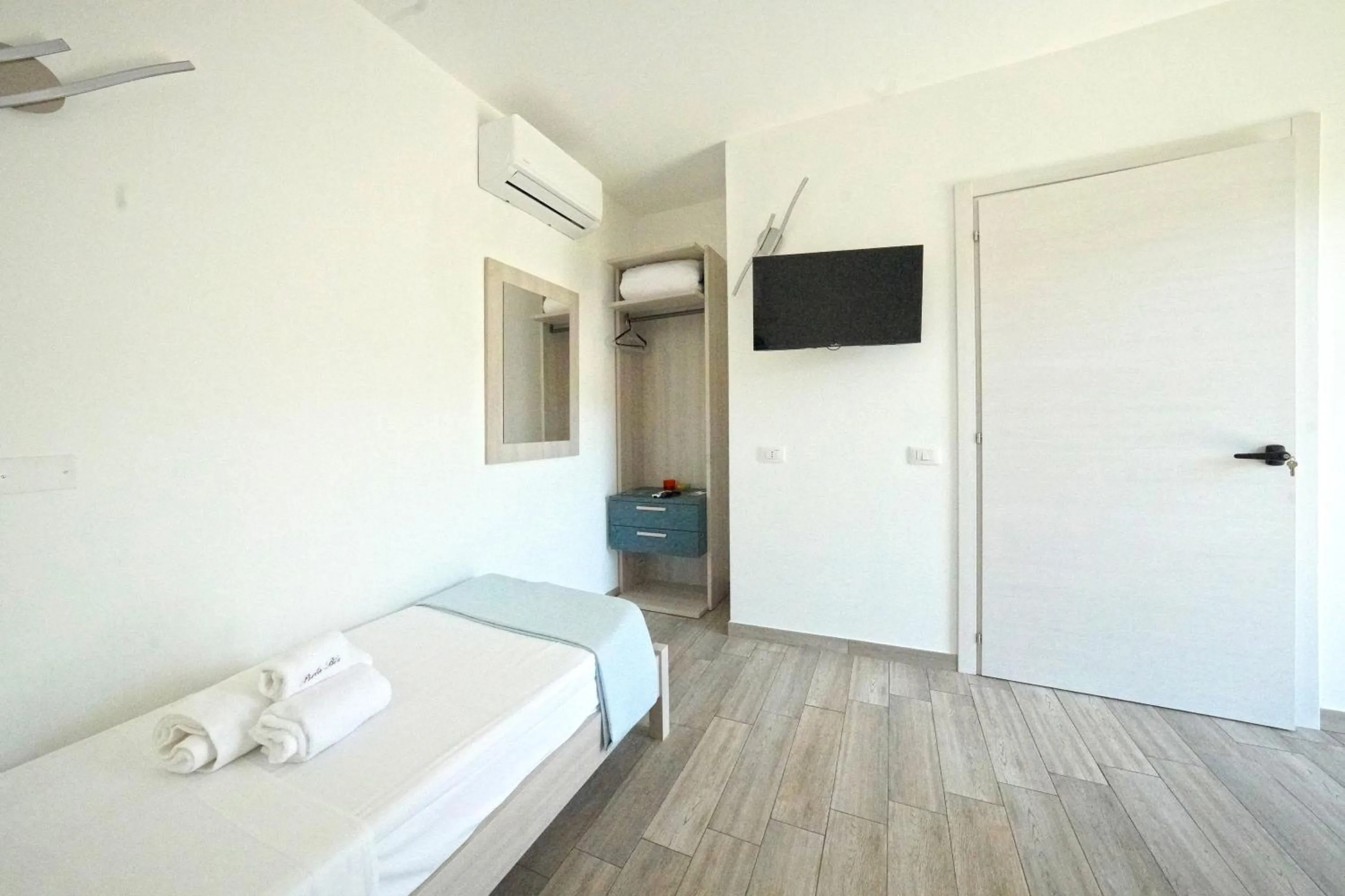 Bedroom, Bed in Perla Blu Tropea