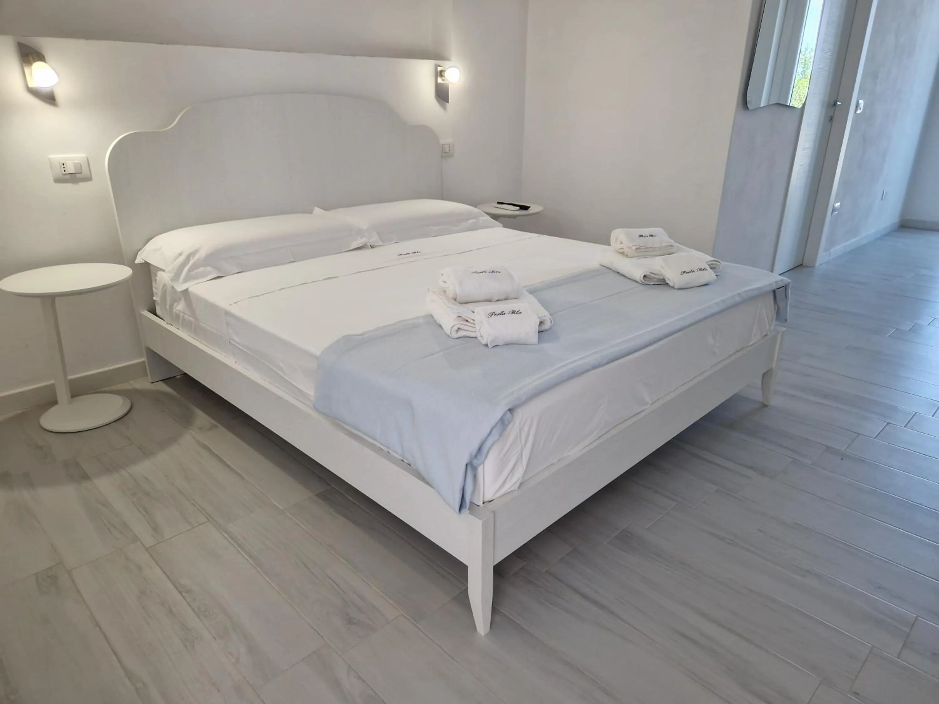 Bed in Perla Blu Tropea
