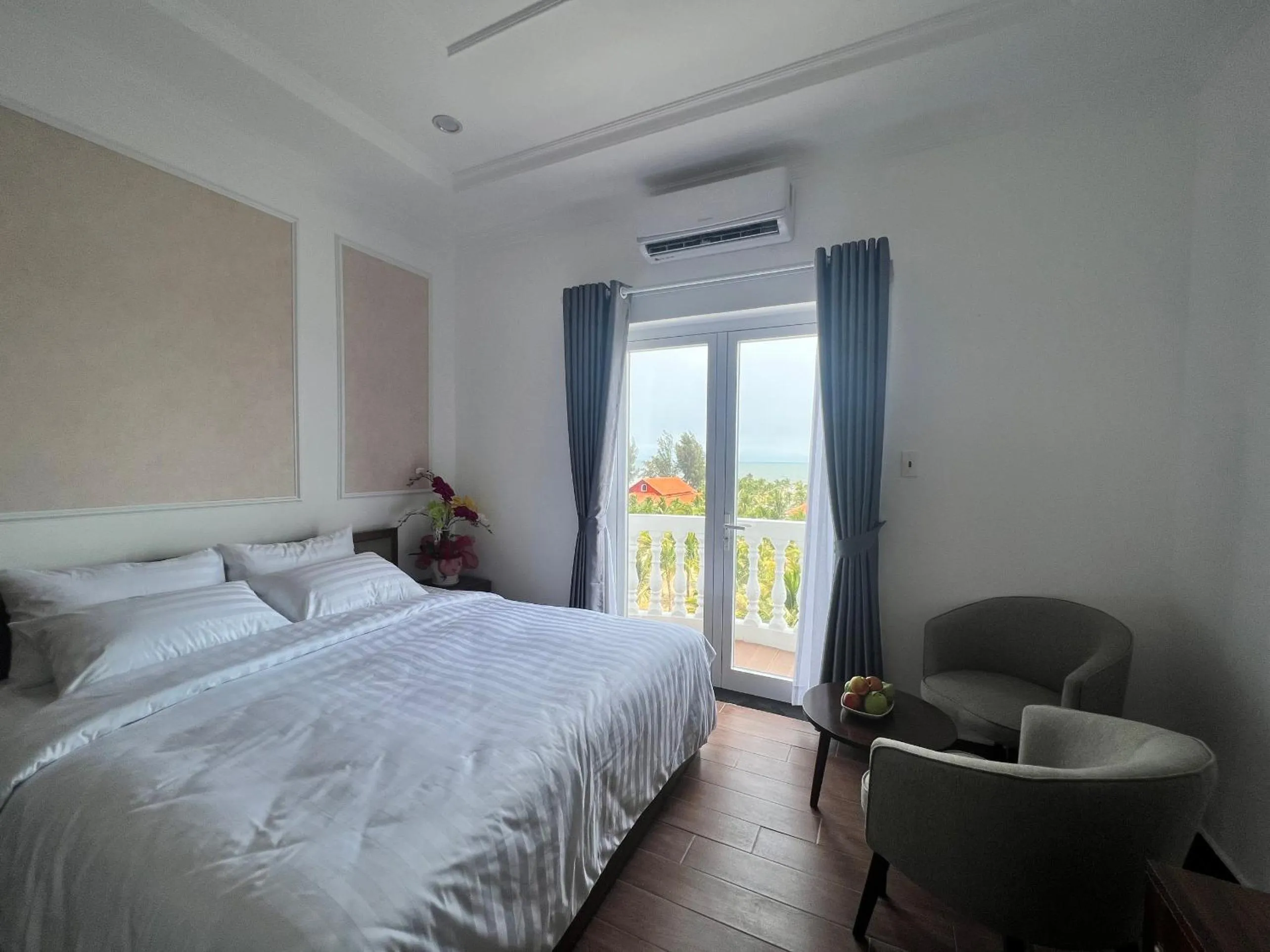 Photo of the whole room in Hodota Cam Bình Resort & Spa - Lagi Beach